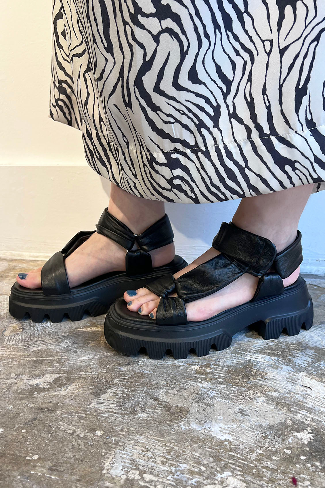 レザープラットフォームサンダル