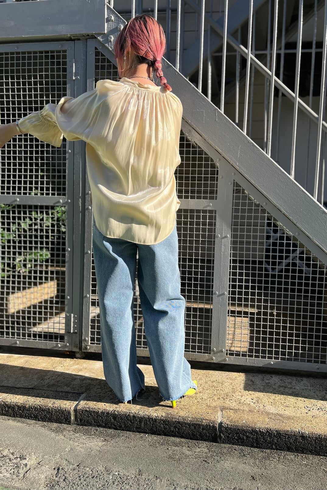 シャイニーギャザースリーブブラウス