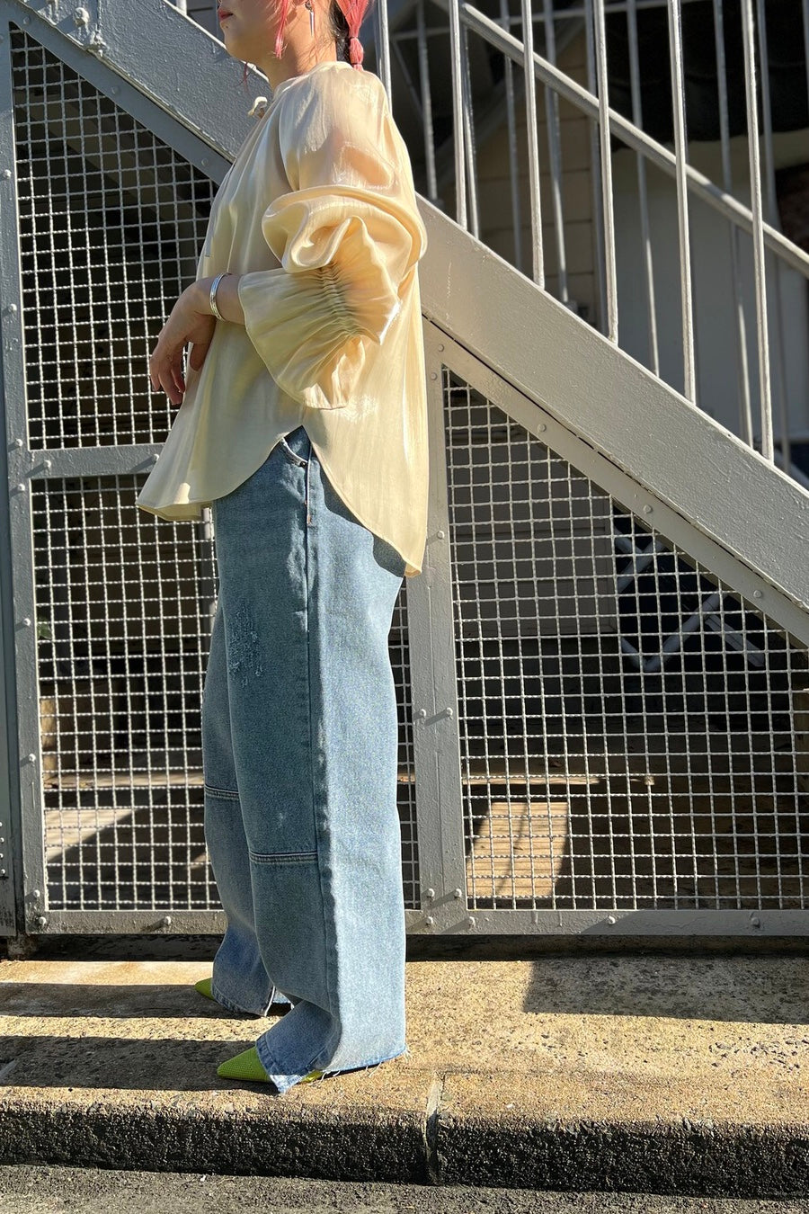 シャイニーギャザースリーブブラウス