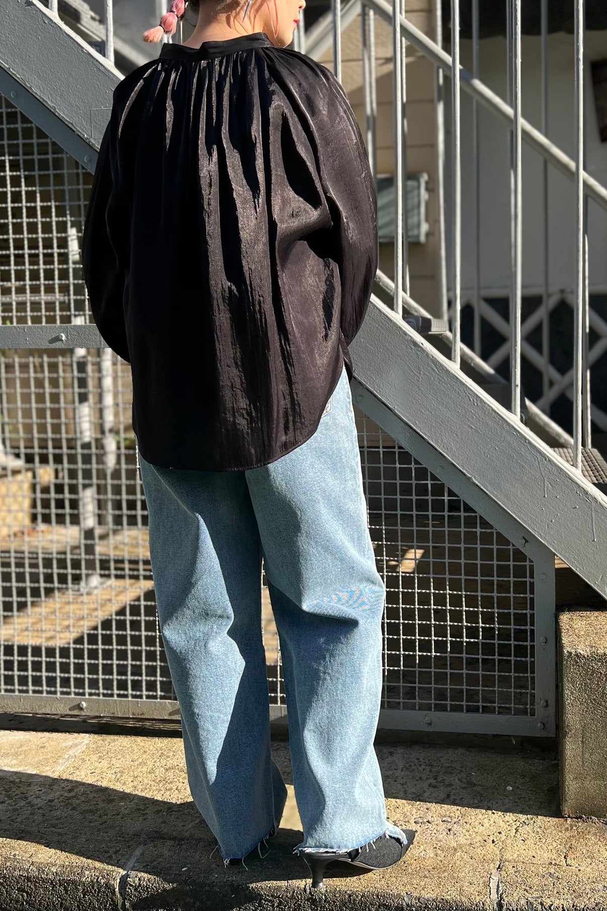 シャイニーギャザースリーブブラウス
