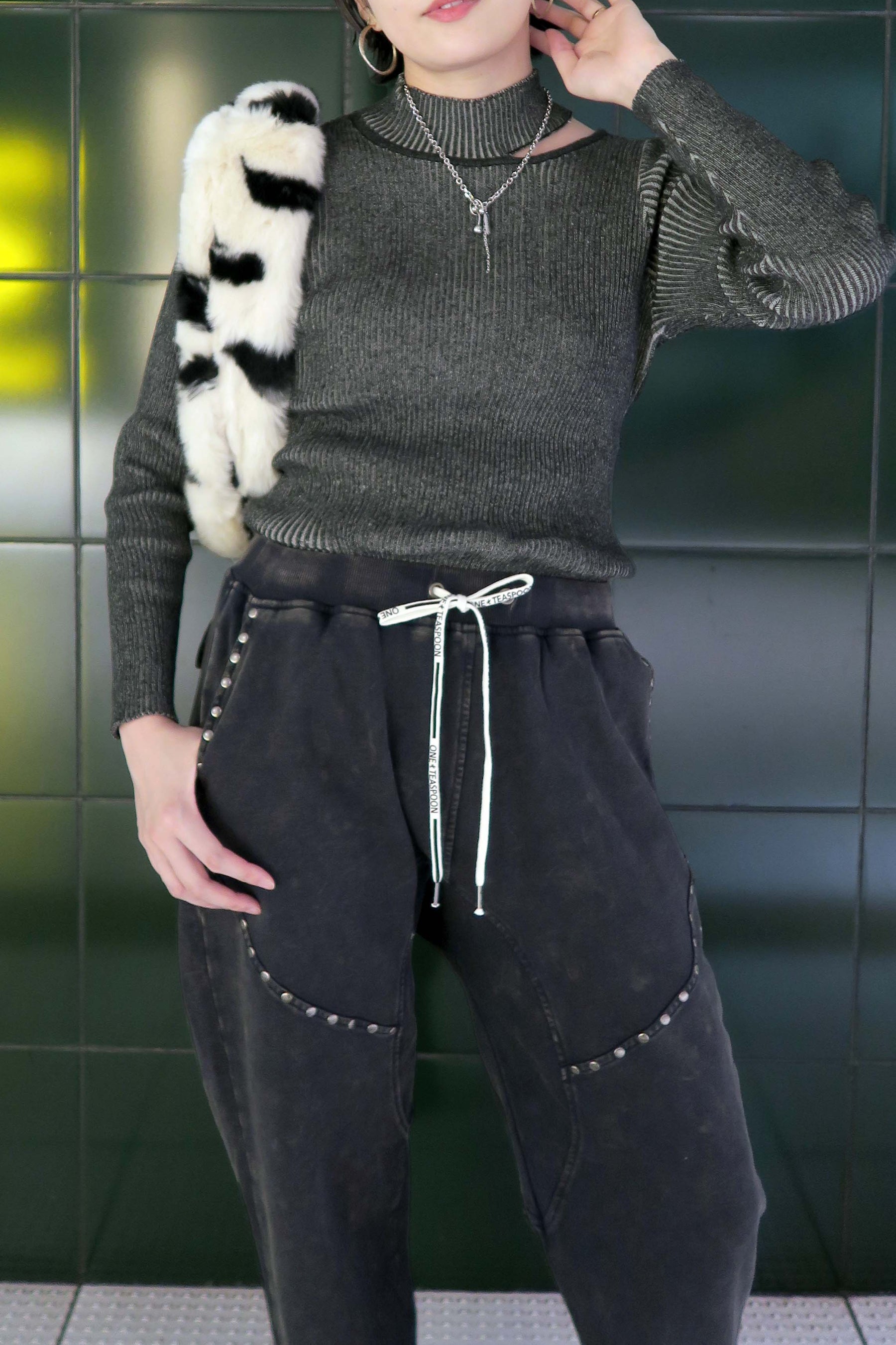 リブニットアシメスリットハイネックトップス