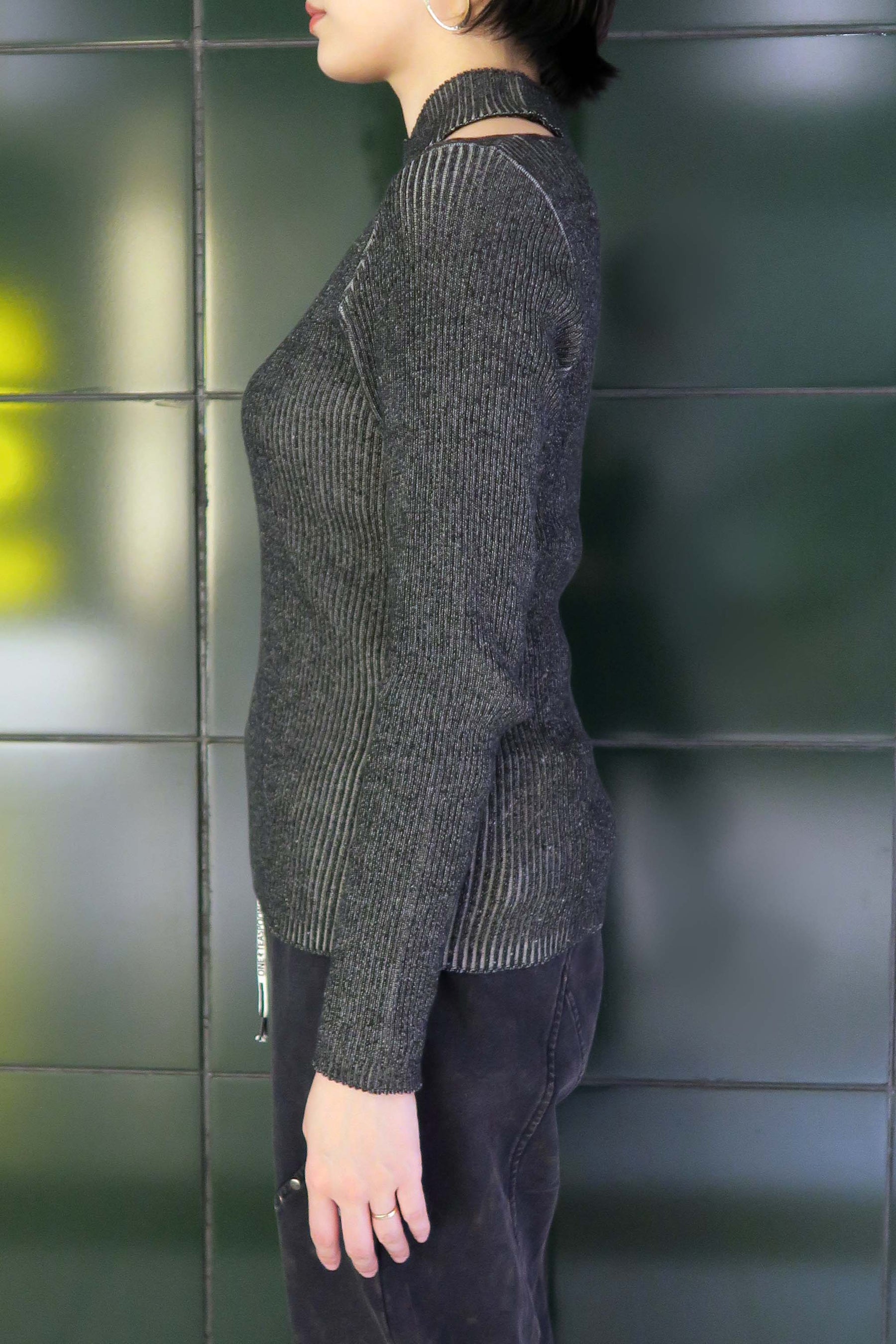 リブニットアシメスリットハイネックトップス