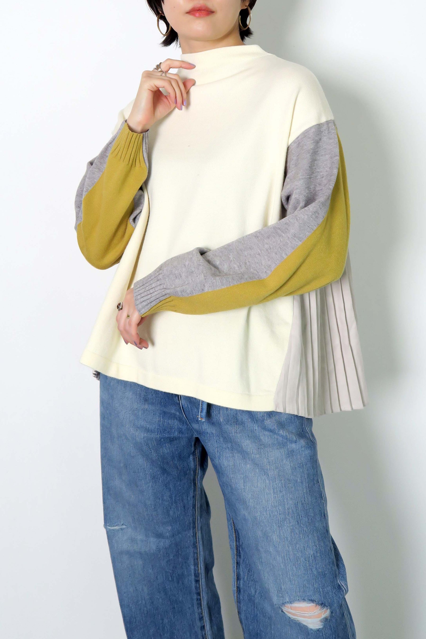後ろプリーツボトルネックニット