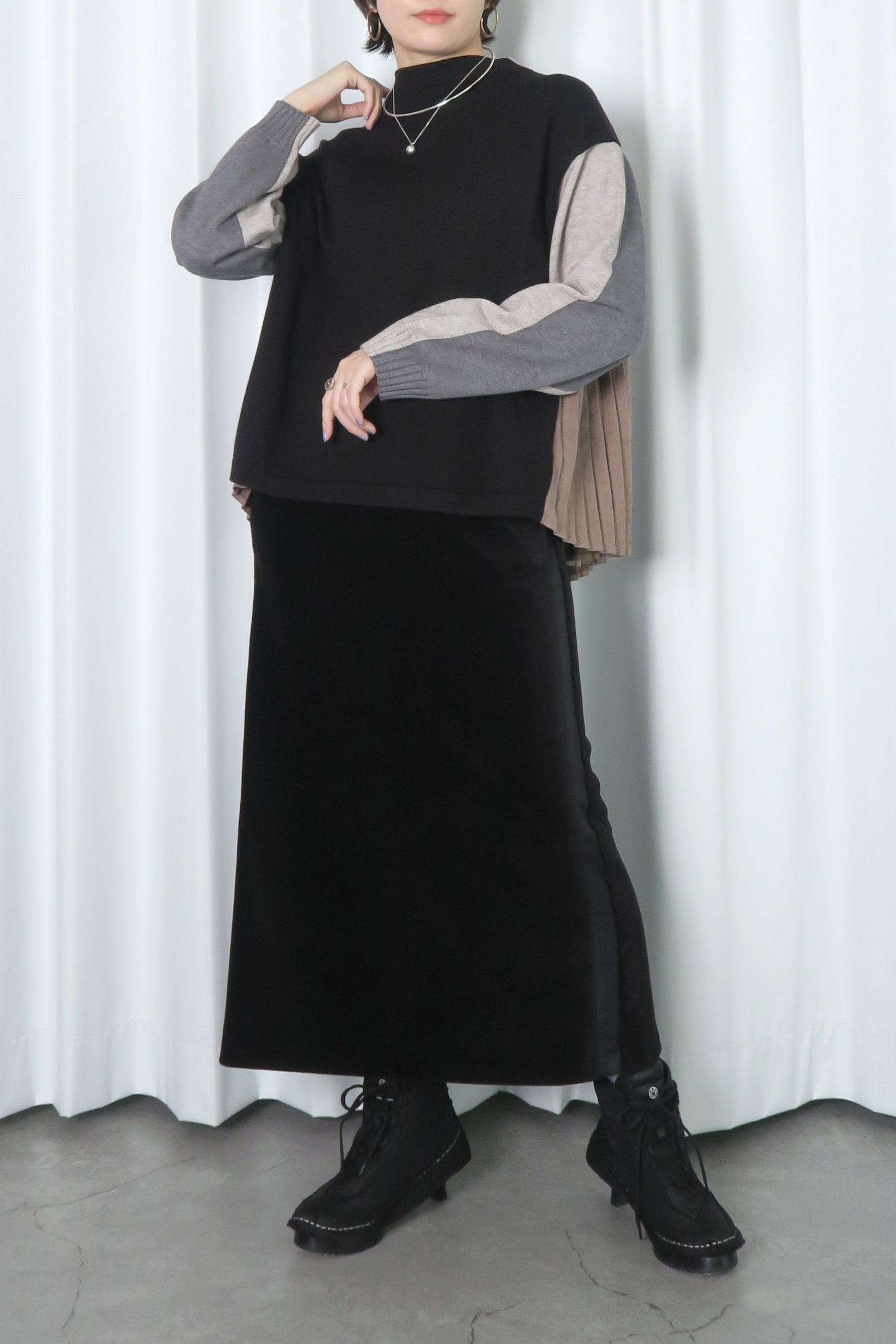 後ろプリーツボトルネックニット