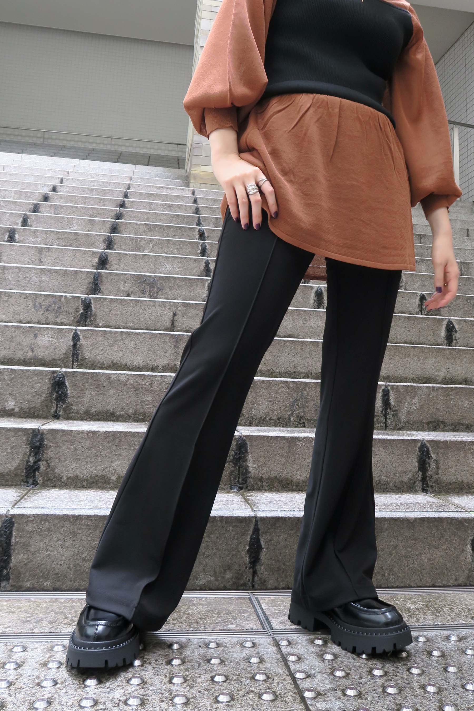 ライト ポンチ素材 フレアパンツ 美脚