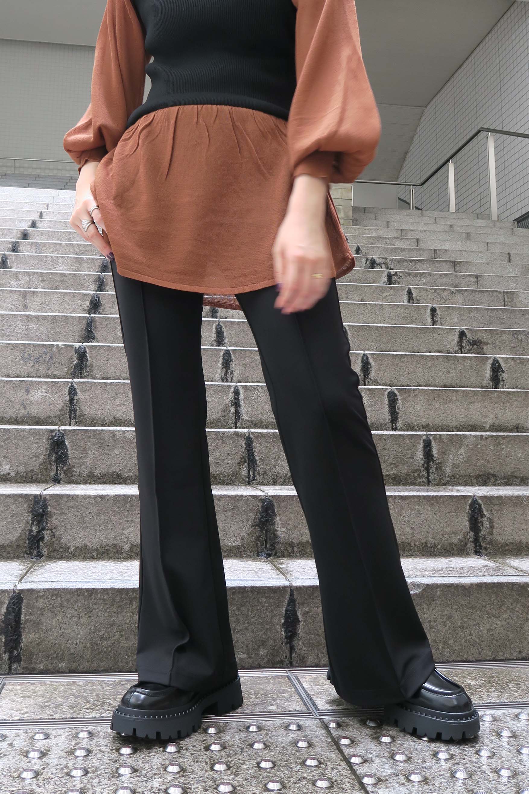 ライト ポンチ素材 フレアパンツ 美脚