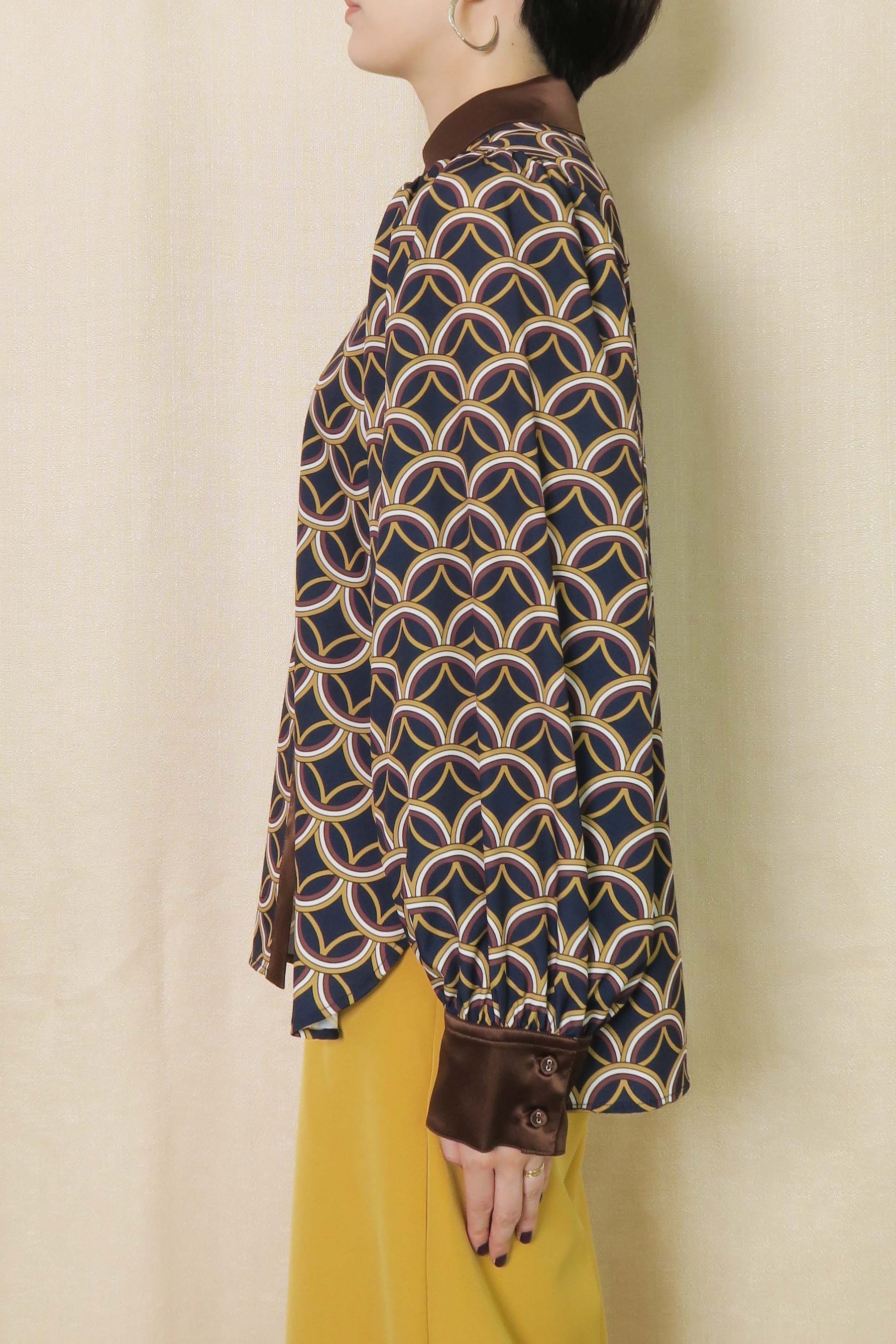 リング柄ボタンブラウス
