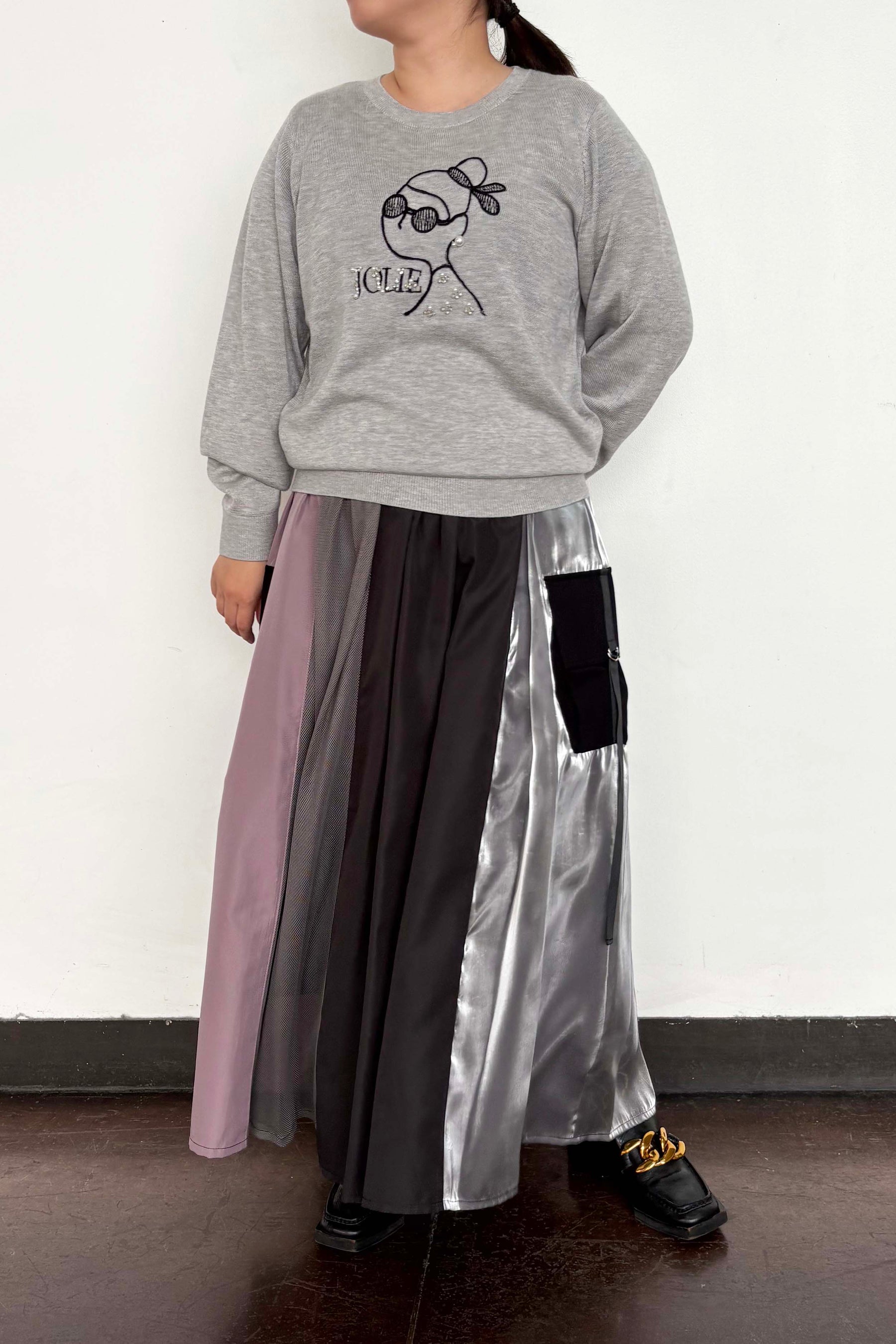 女の子柄刺繍ニット