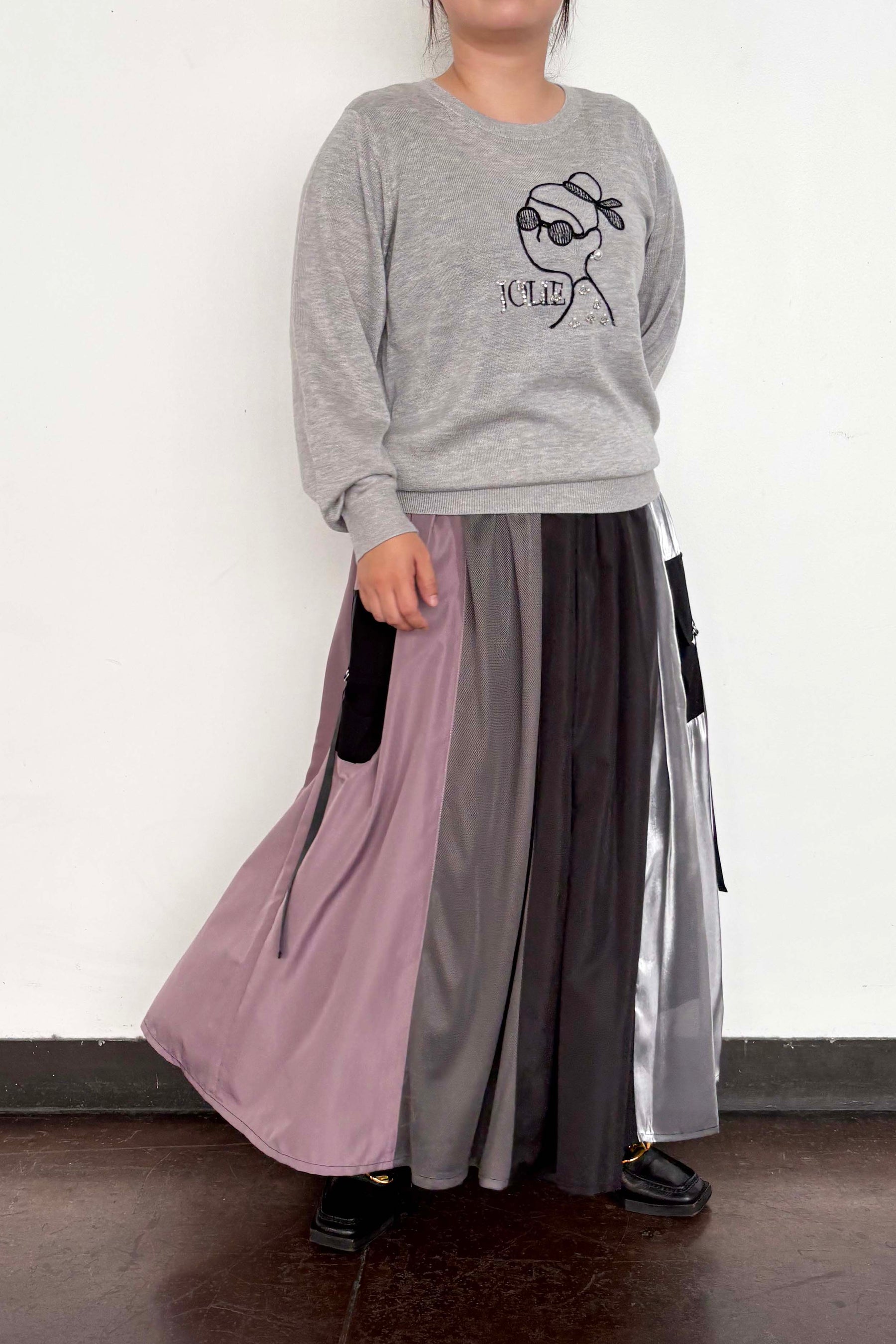 女の子柄刺繍ニット