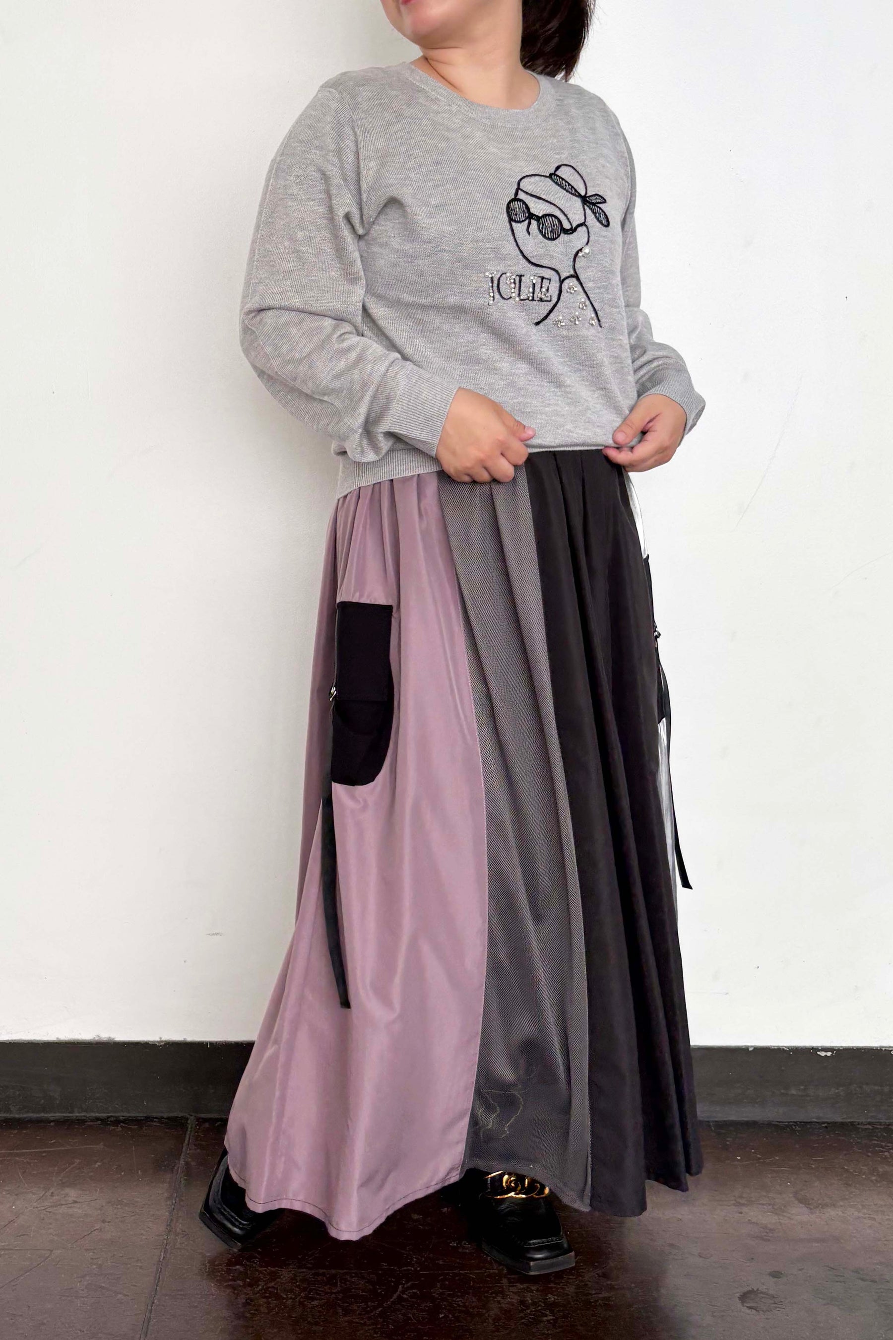 女の子柄刺繍ニット