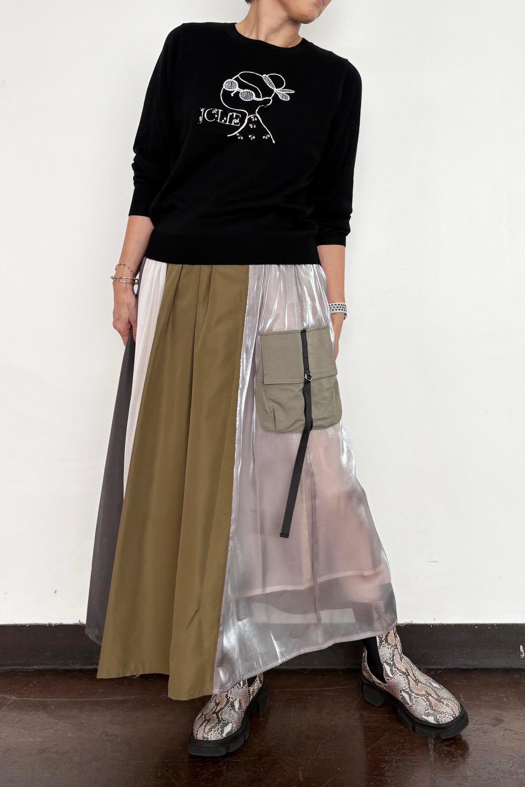 女の子柄刺繍ニット