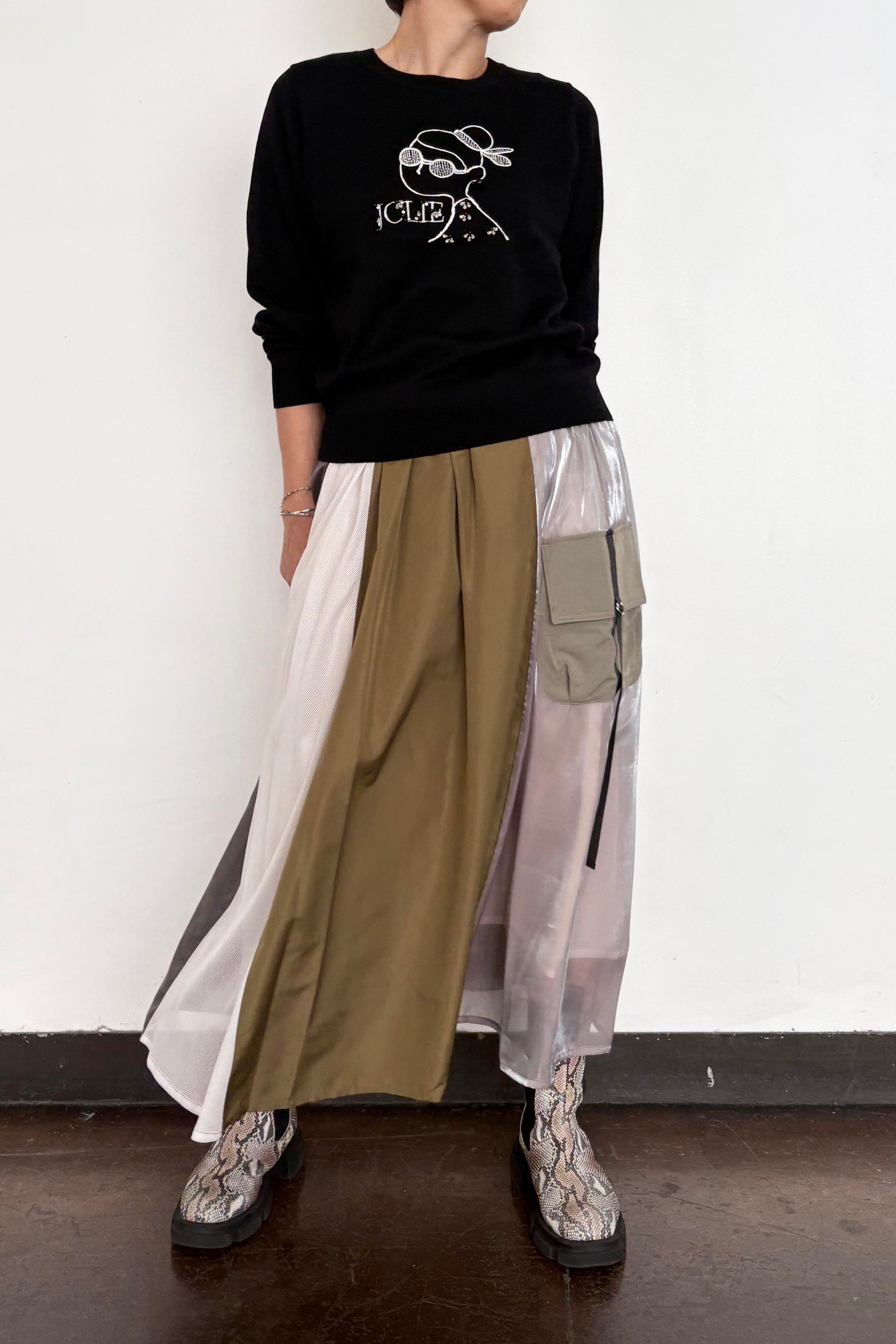 女の子柄刺繍ニット