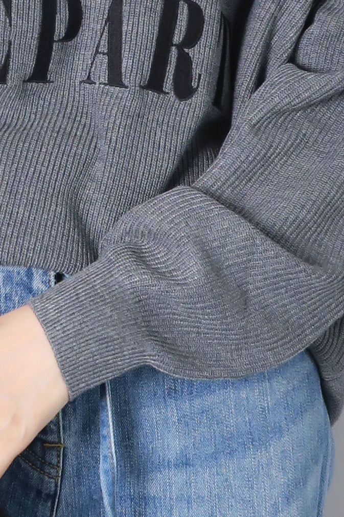 ロゴ刺繍ニット
