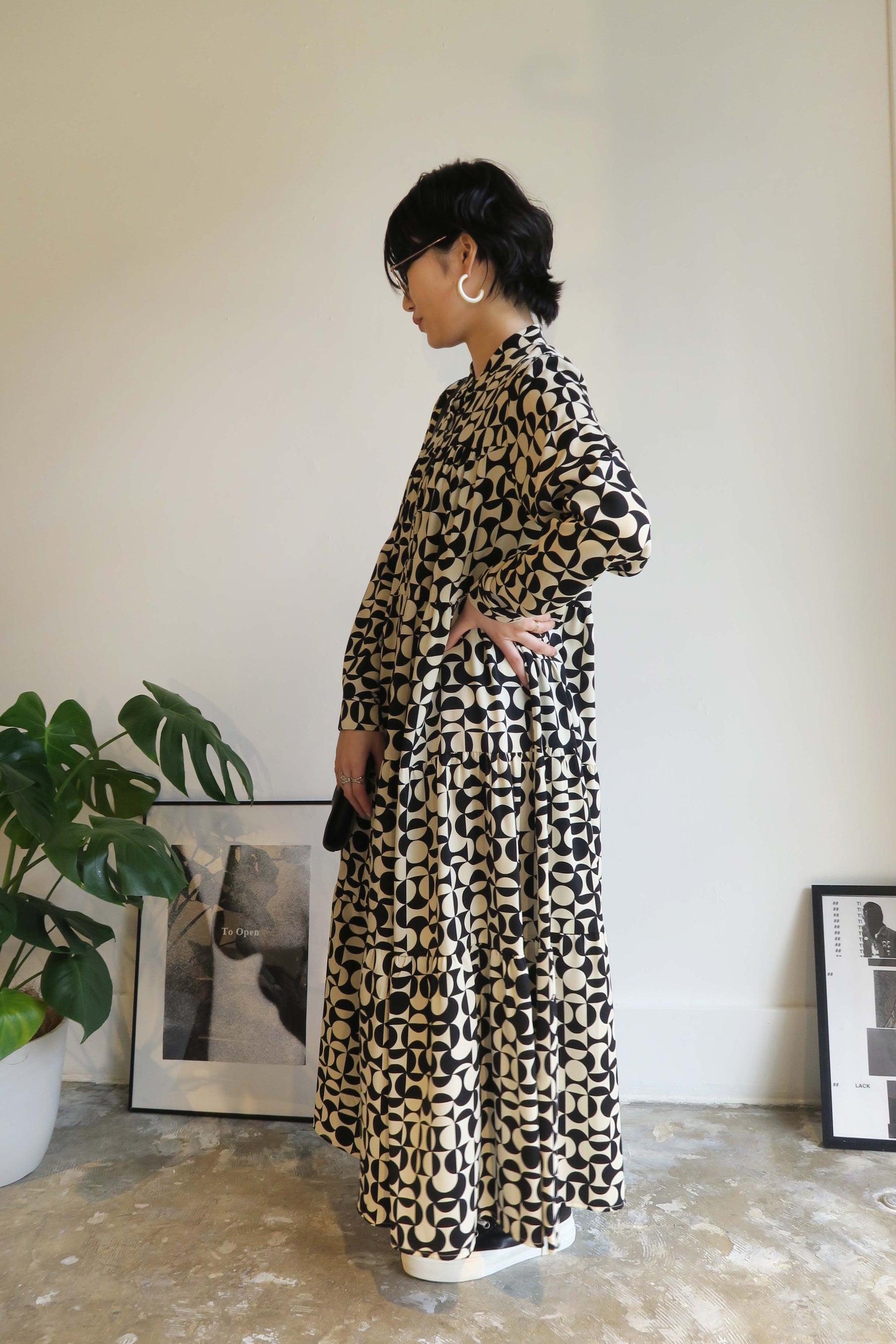 PaulineBleu ポリーヌブロー モノトーン ジオメトリック柄 リゾート ティアード ワンピース 長袖 ドット