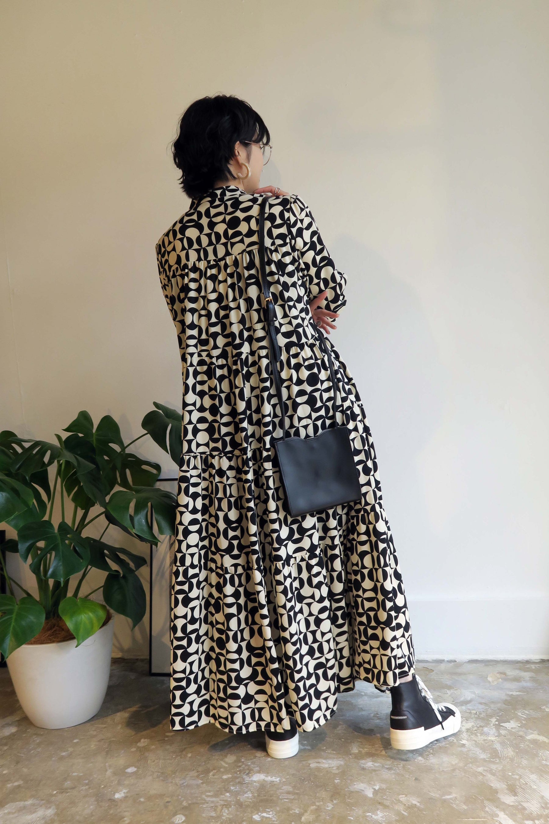 PaulineBleu ポリーヌブロー モノトーン ジオメトリック柄 リゾート ティアード ワンピース 長袖 ドット