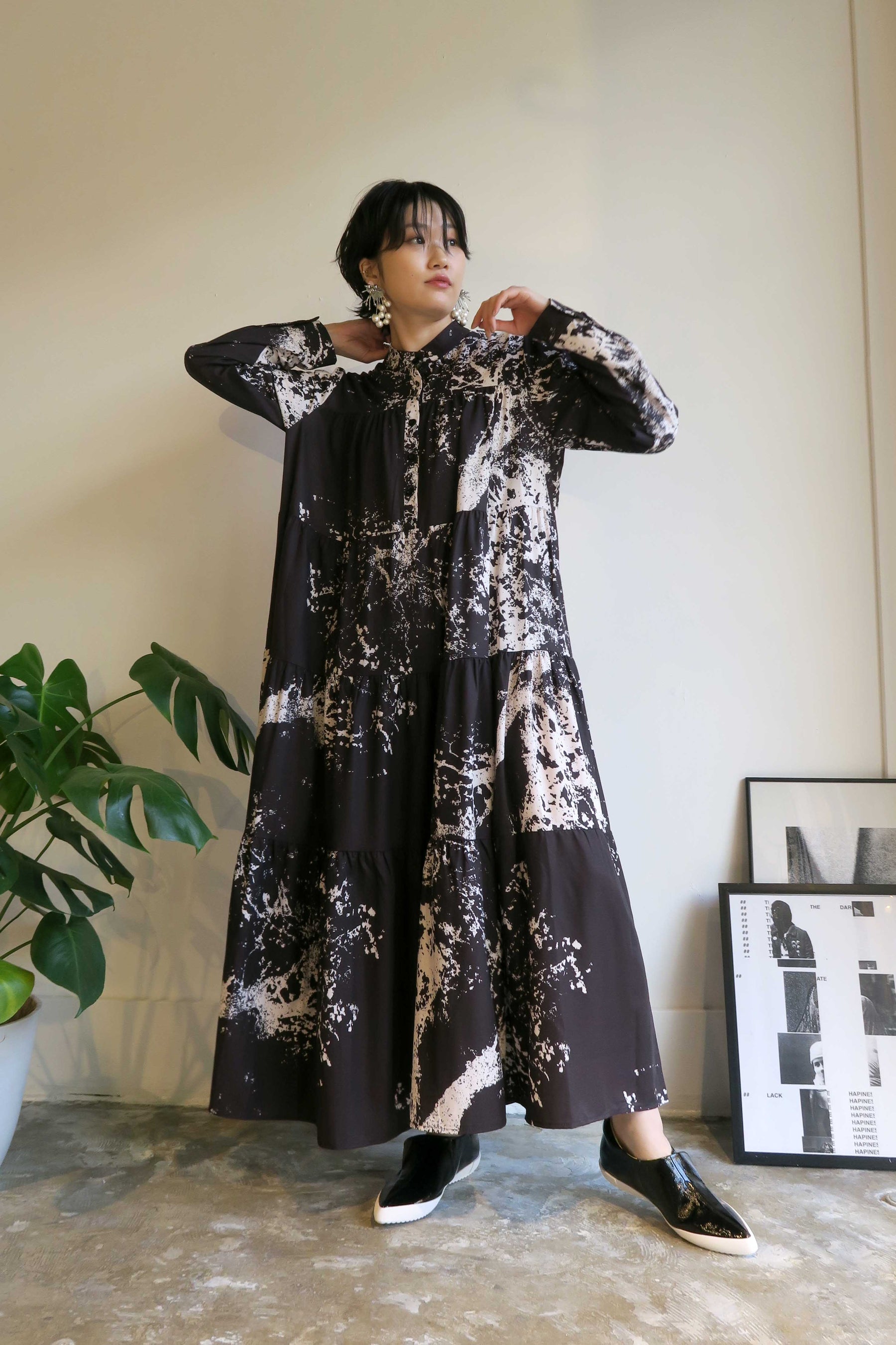 PaulineBleu(ポリーヌブロー) モノトーンペイント柄ティアードワンピース