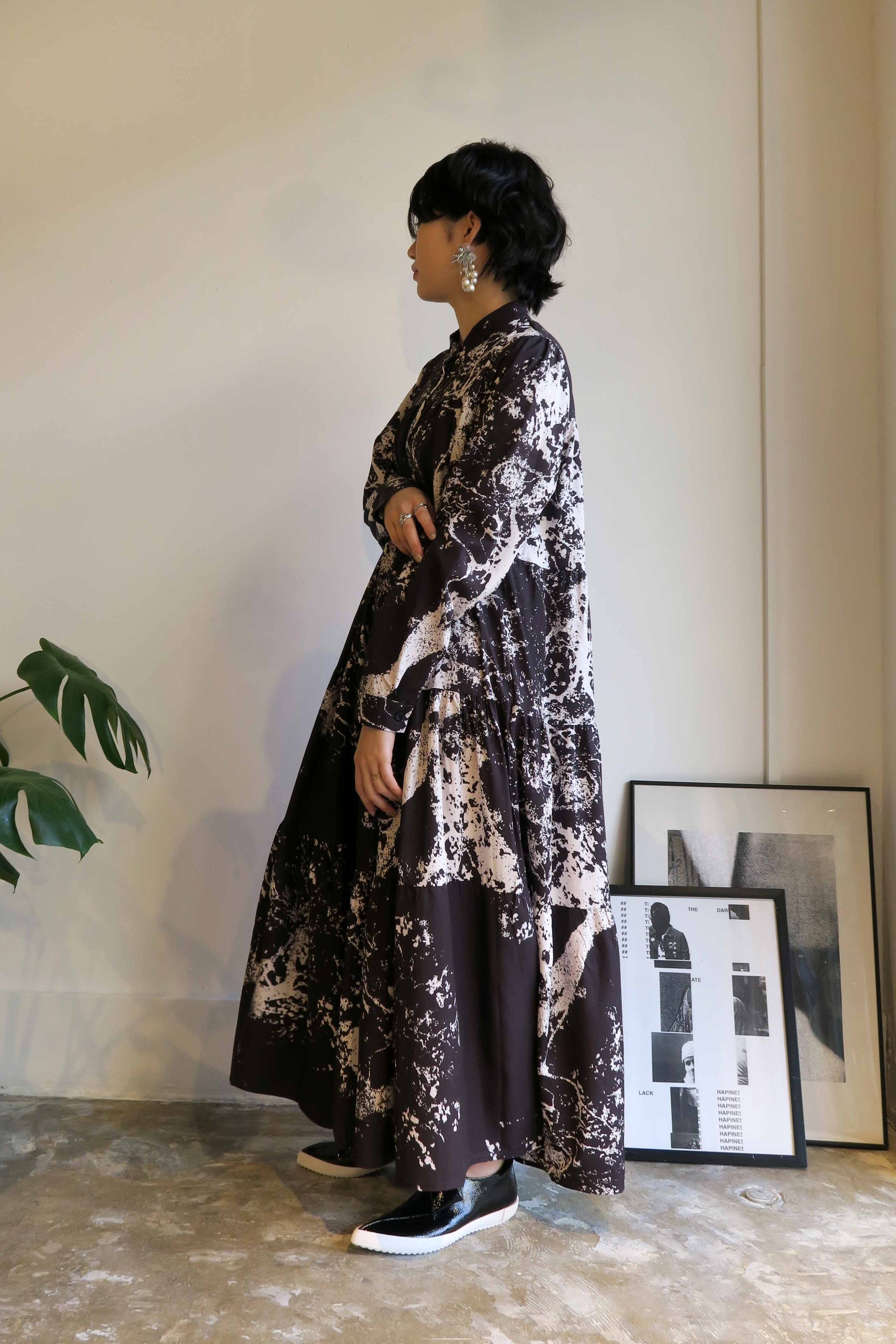 PaulineBleu(ポリーヌブロー) モノトーンペイント柄ティアードワンピース