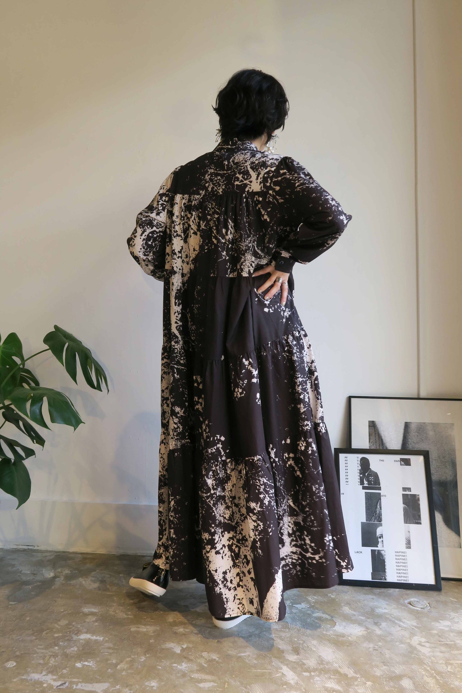 PaulineBleu(ポリーヌブロー) モノトーンペイント柄ティアードワンピース