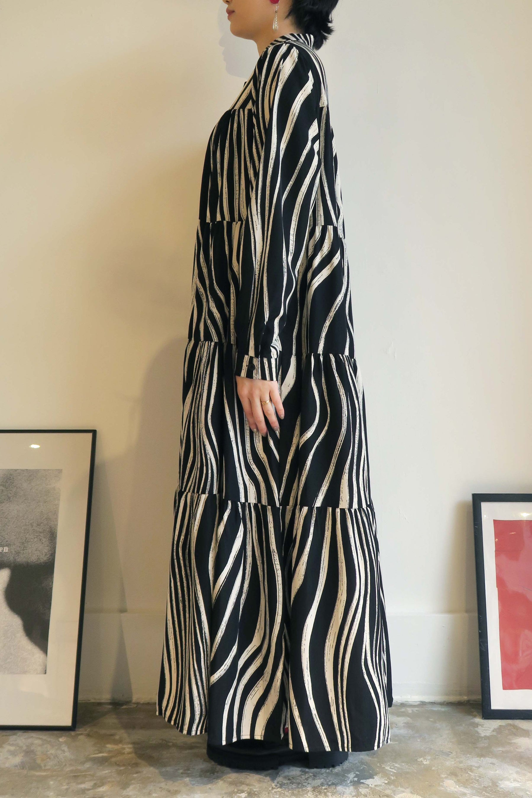 PaulineBleu(ポリーヌブロー) モノトーンペイント柄ティアードワンピース