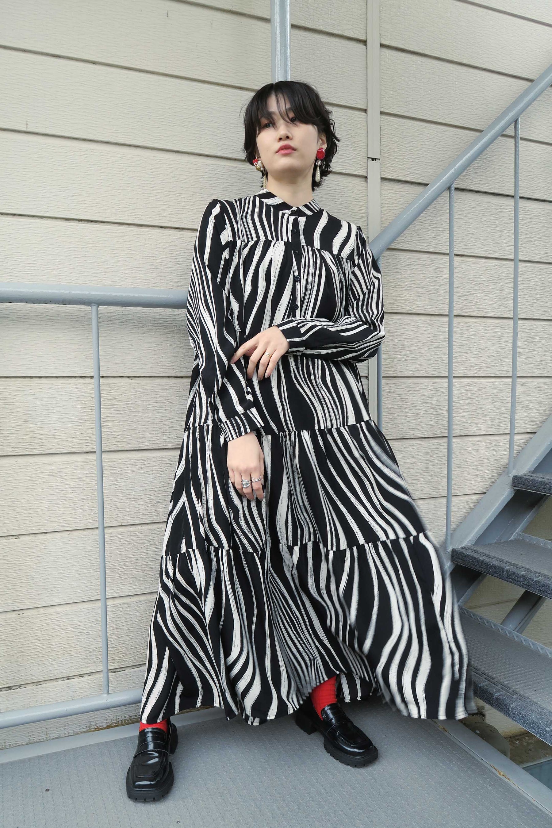 PaulineBleu(ポリーヌブロー) モノトーンペイント柄ティアードワンピース