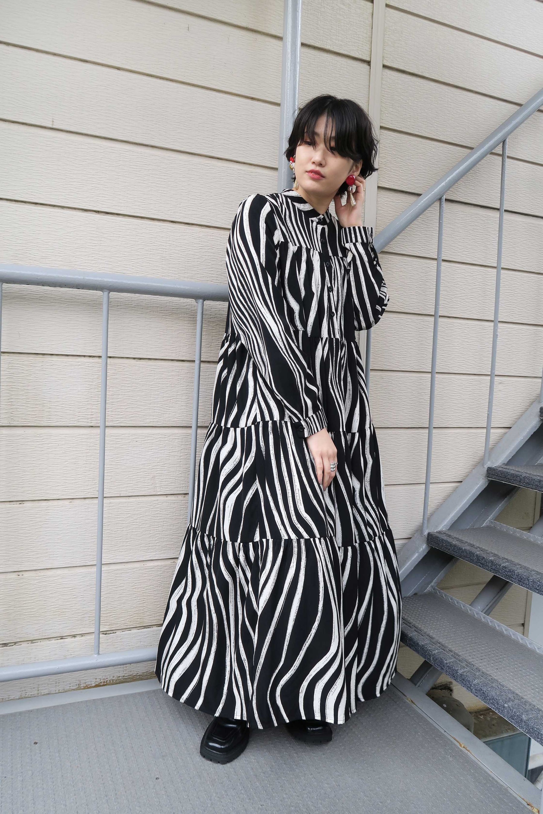 PaulineBleu(ポリーヌブロー) モノトーンペイント柄ティアードワンピース