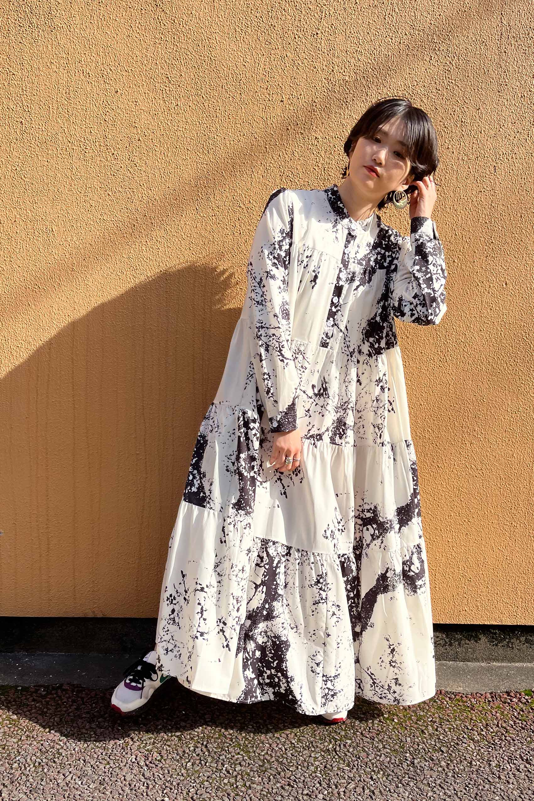 PaulineBleu(ポリーヌブロー) モノトーンペイント柄ティアードワンピース