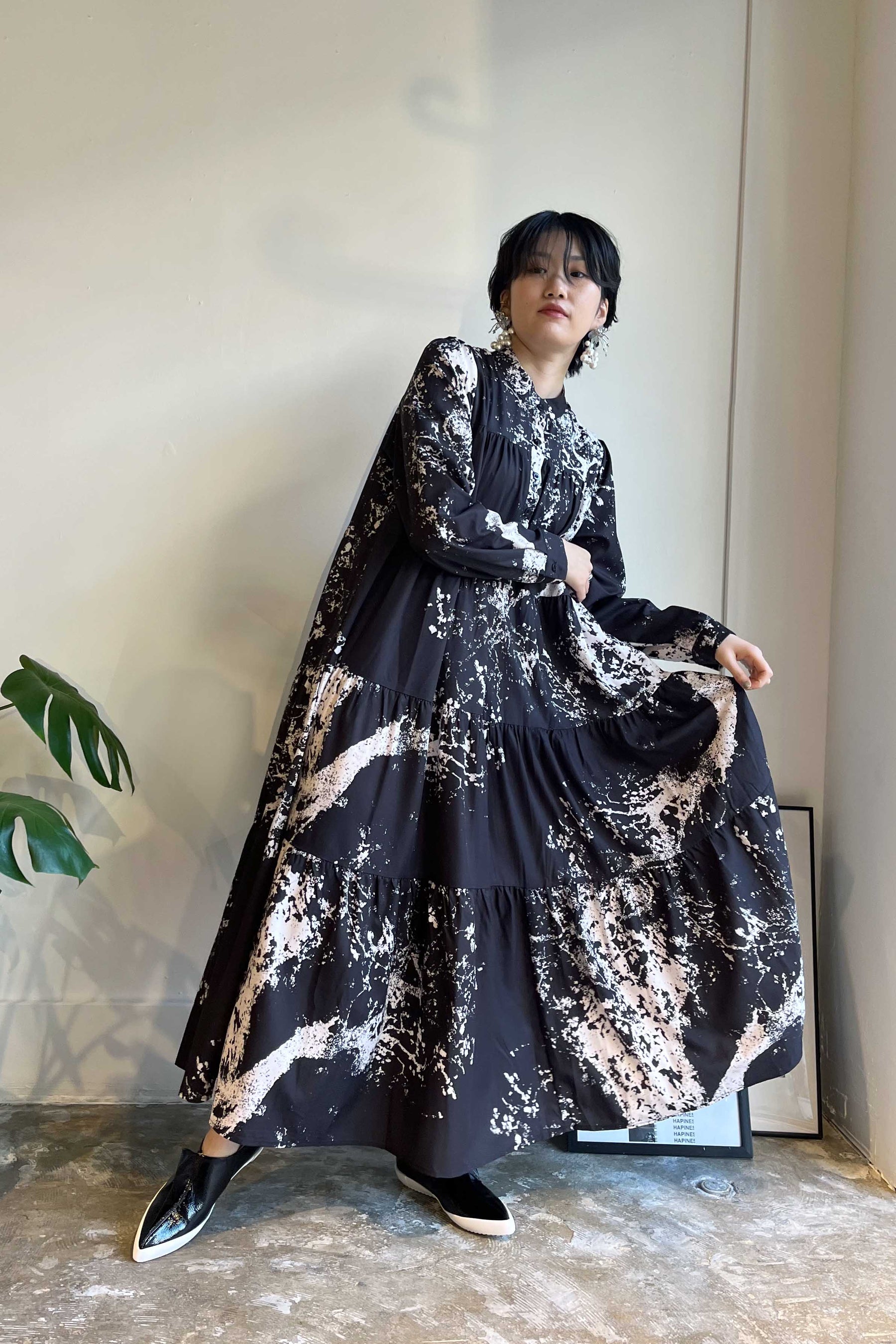PaulineBleu(ポリーヌブロー) モノトーンペイント柄ティアードワンピース