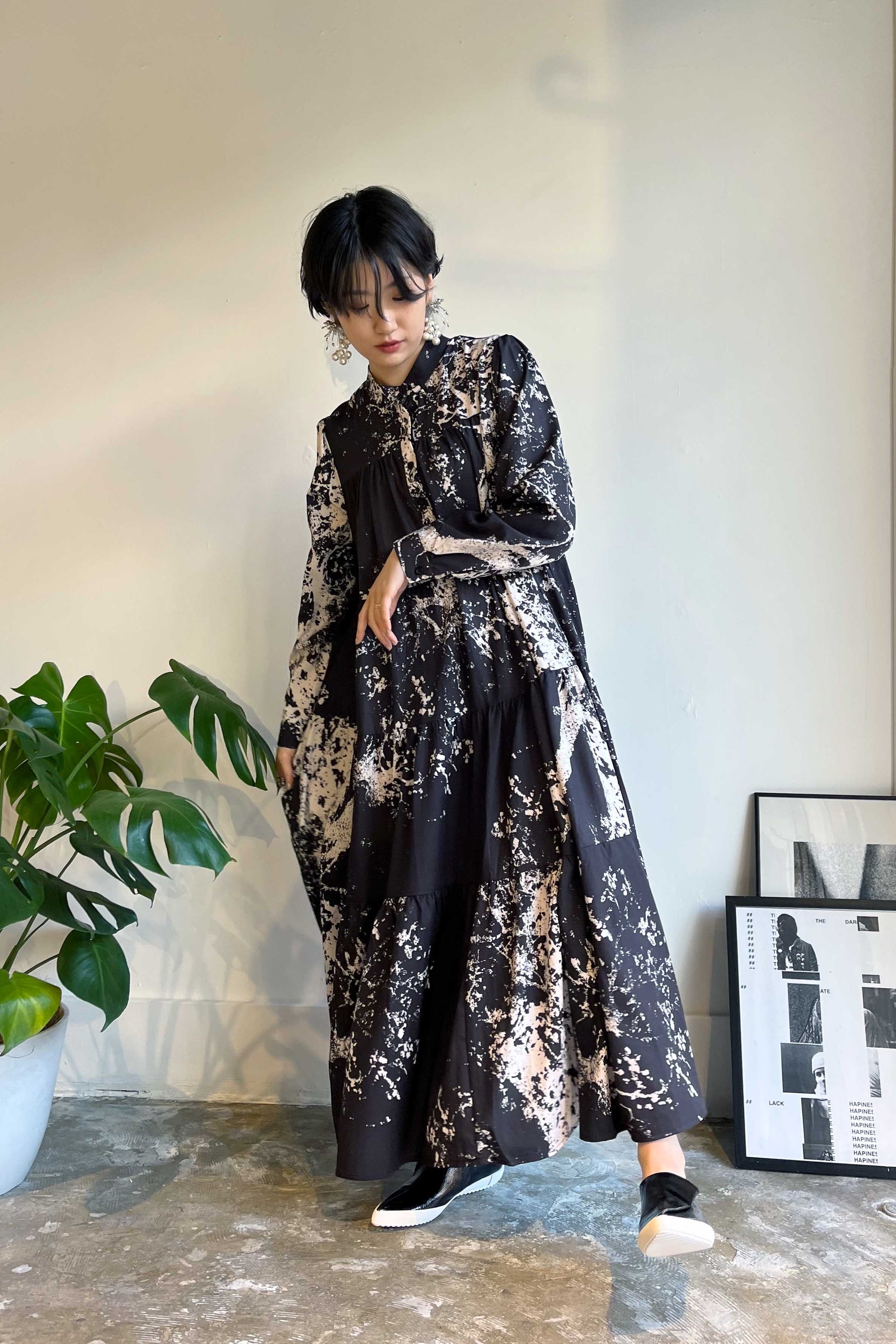 PaulineBleu(ポリーヌブロー) モノトーンペイント柄ティアードワンピース