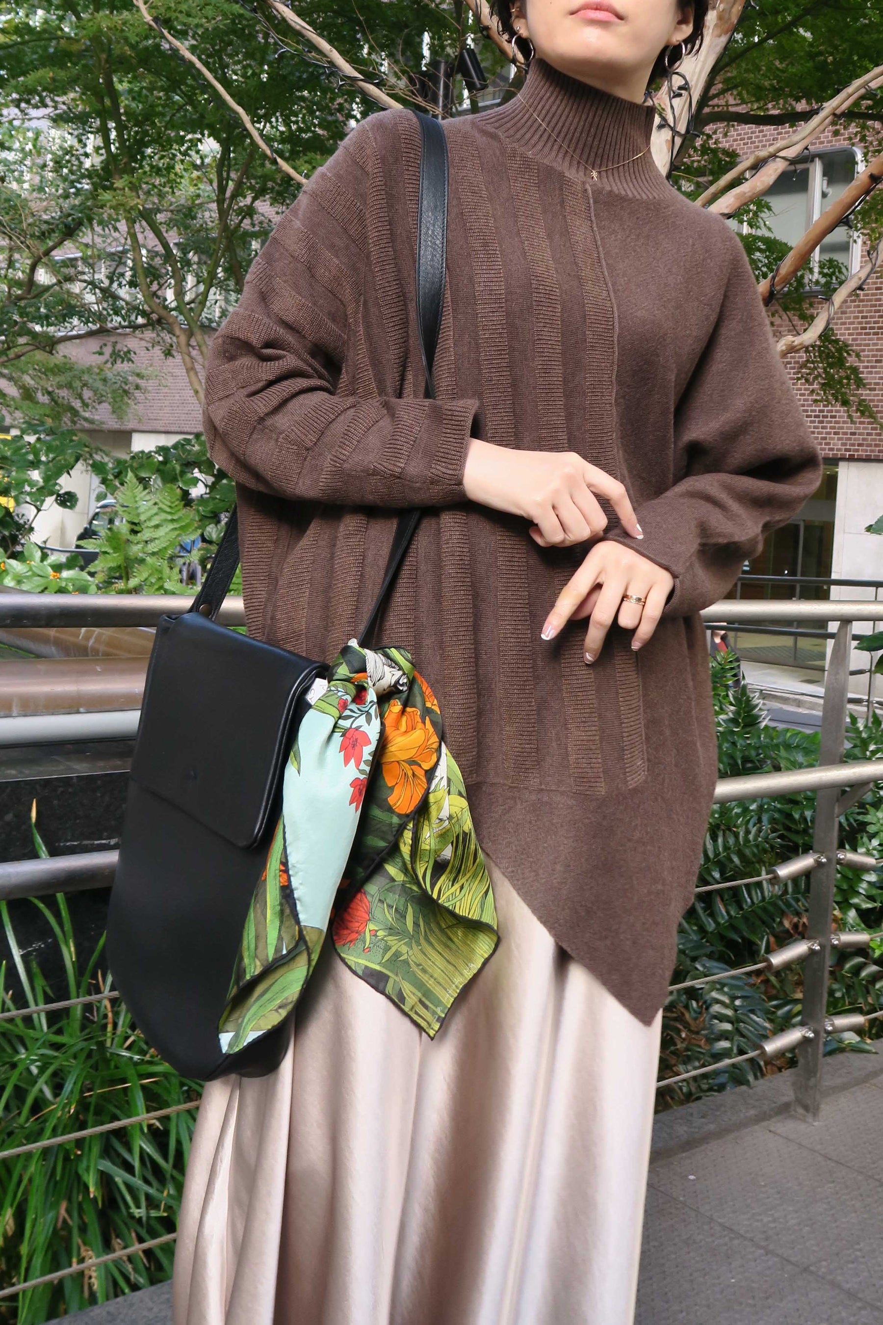 裾アシメハイネックニット