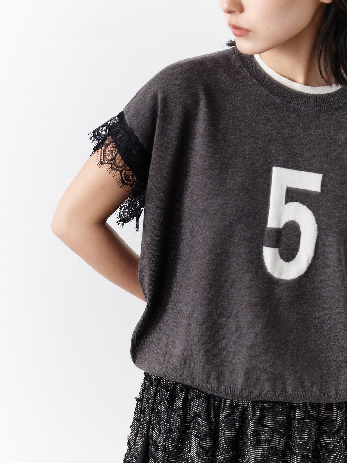 ｢５｣ロゴインターシャフレンチレース袖ニット