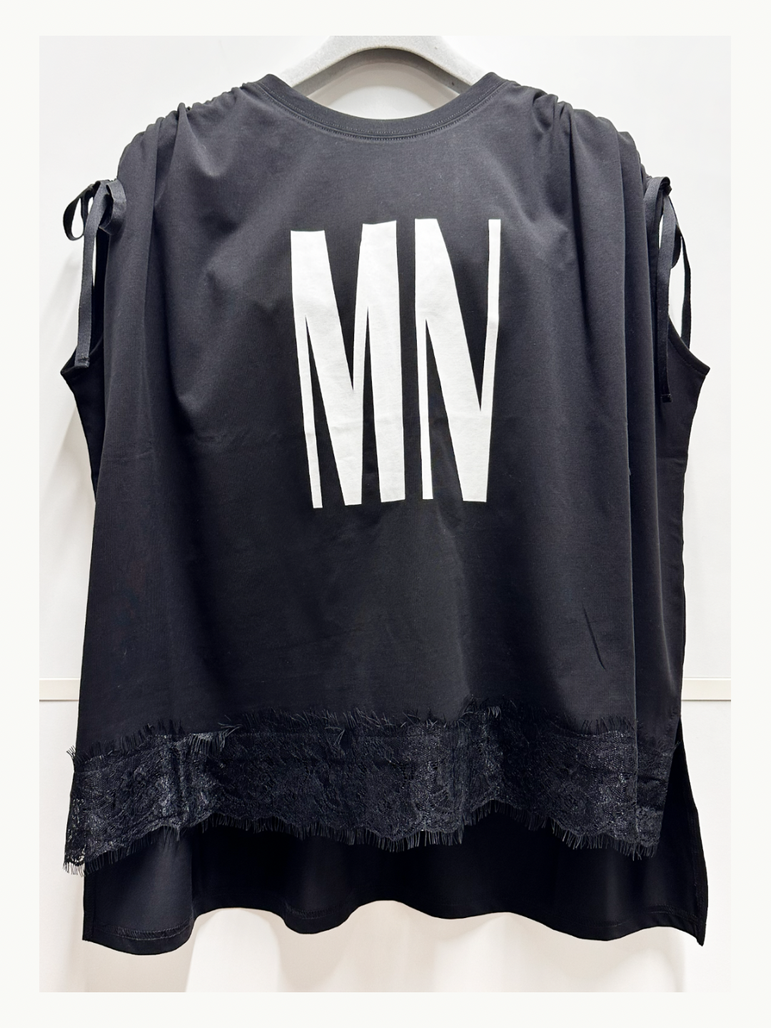 肩リボン裾レースロゴTシャツ