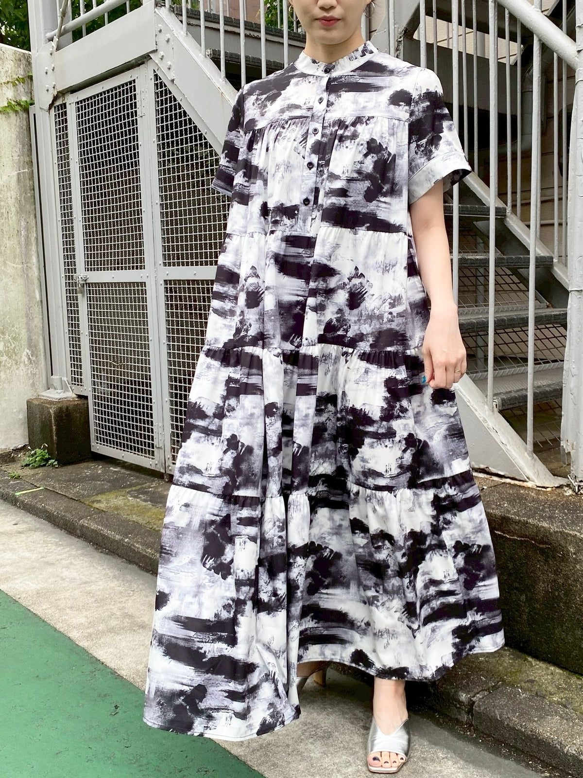 モノトーン柄プリント半袖ティアードワンピース