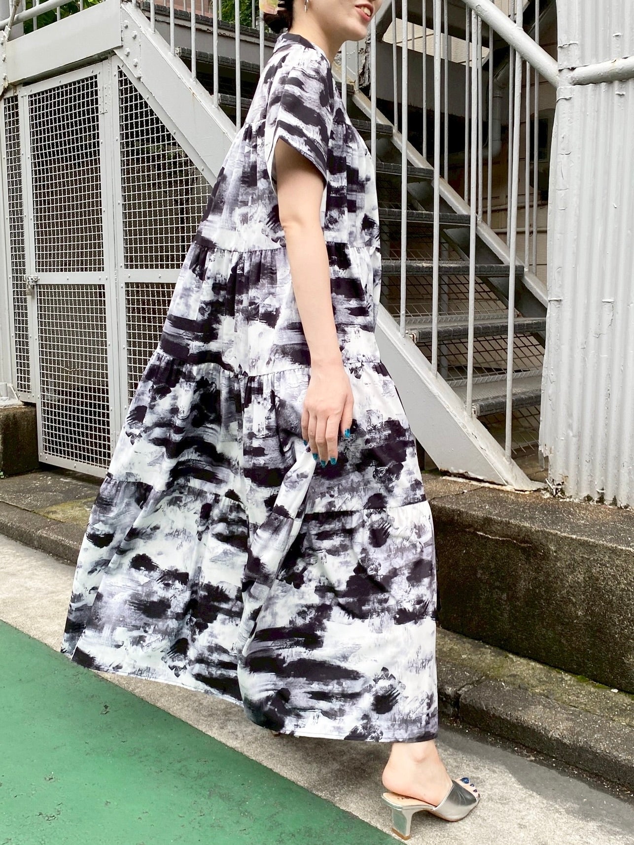 モノトーン柄プリント半袖ティアードワンピース