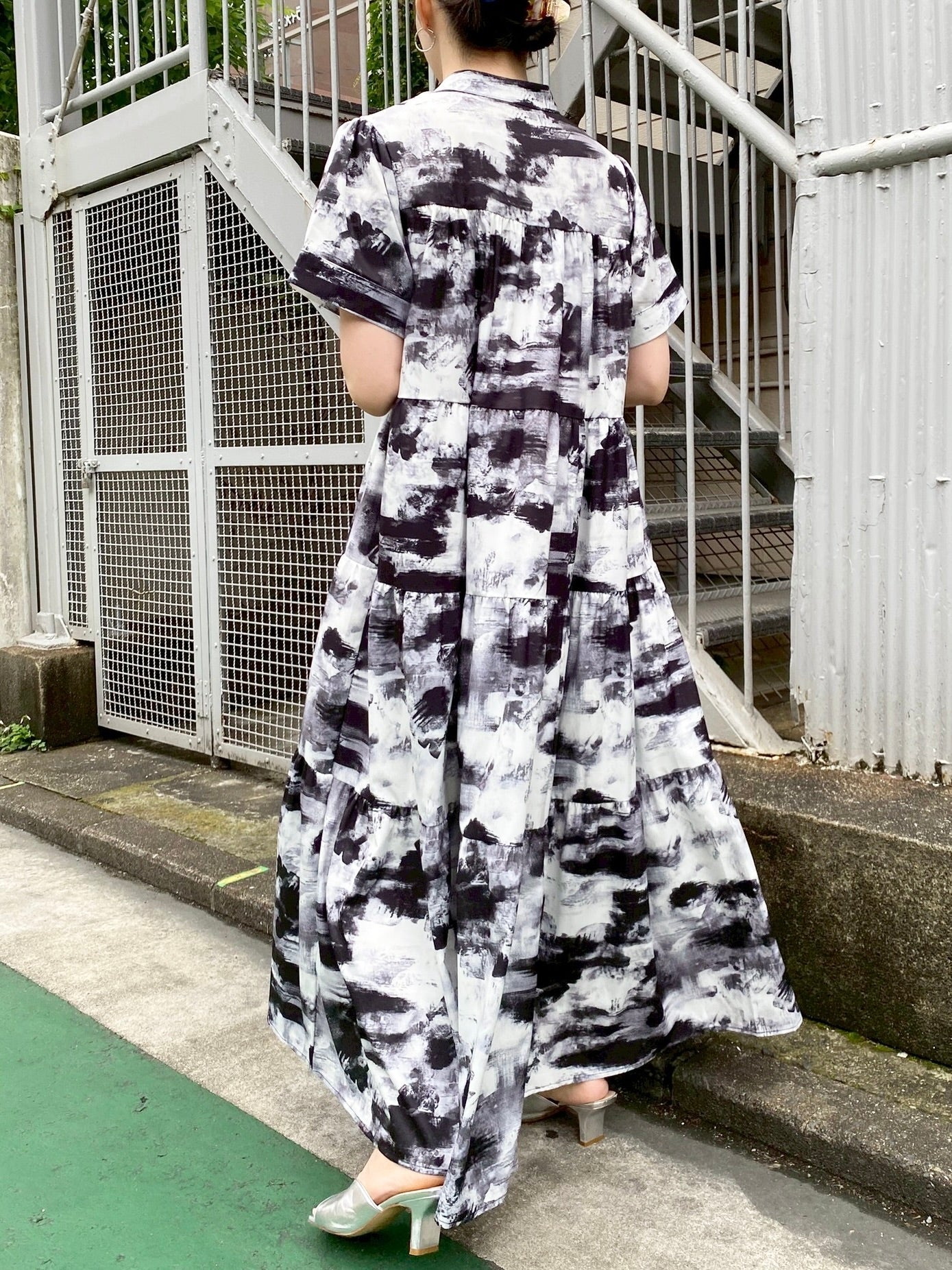 モノトーン柄プリント半袖ティアードワンピース