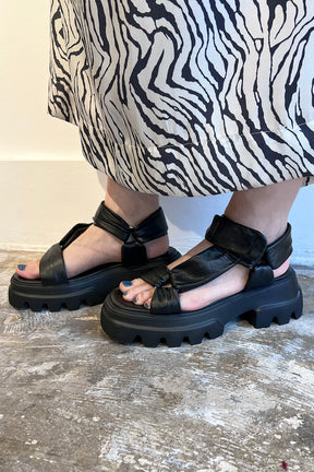 レザープラットフォームサンダル