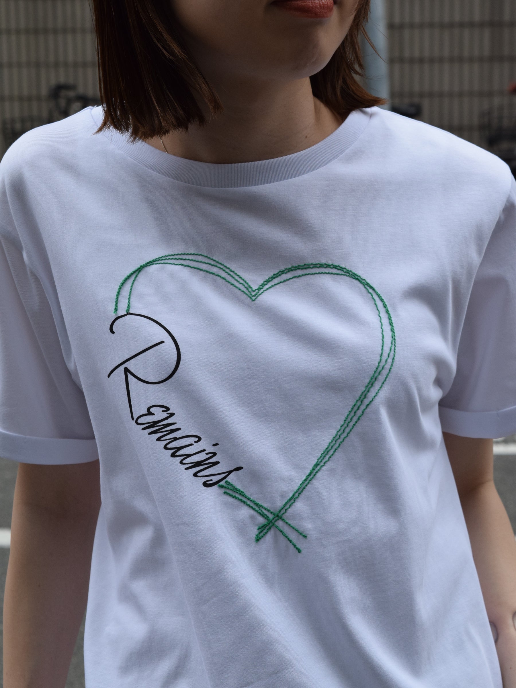 ハートコード刺繍×ロゴプリントTシャツ