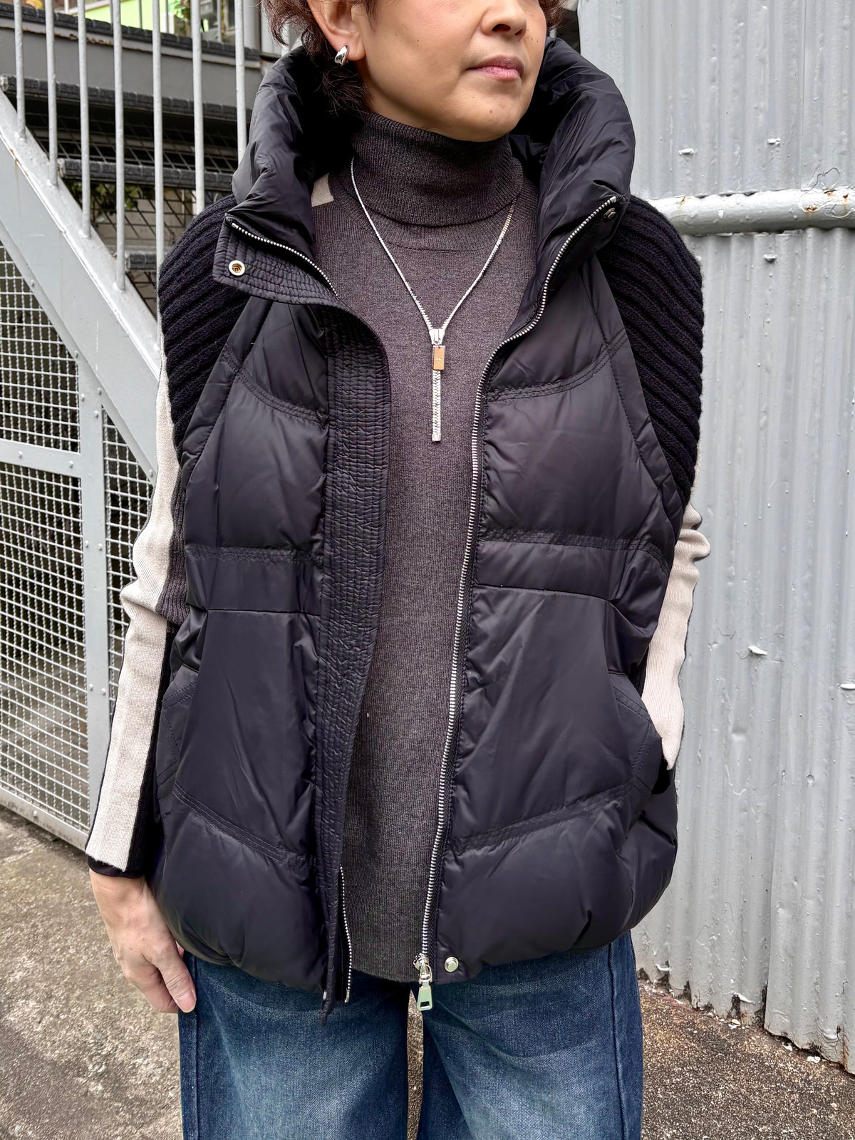 ニット×ダウンベスト