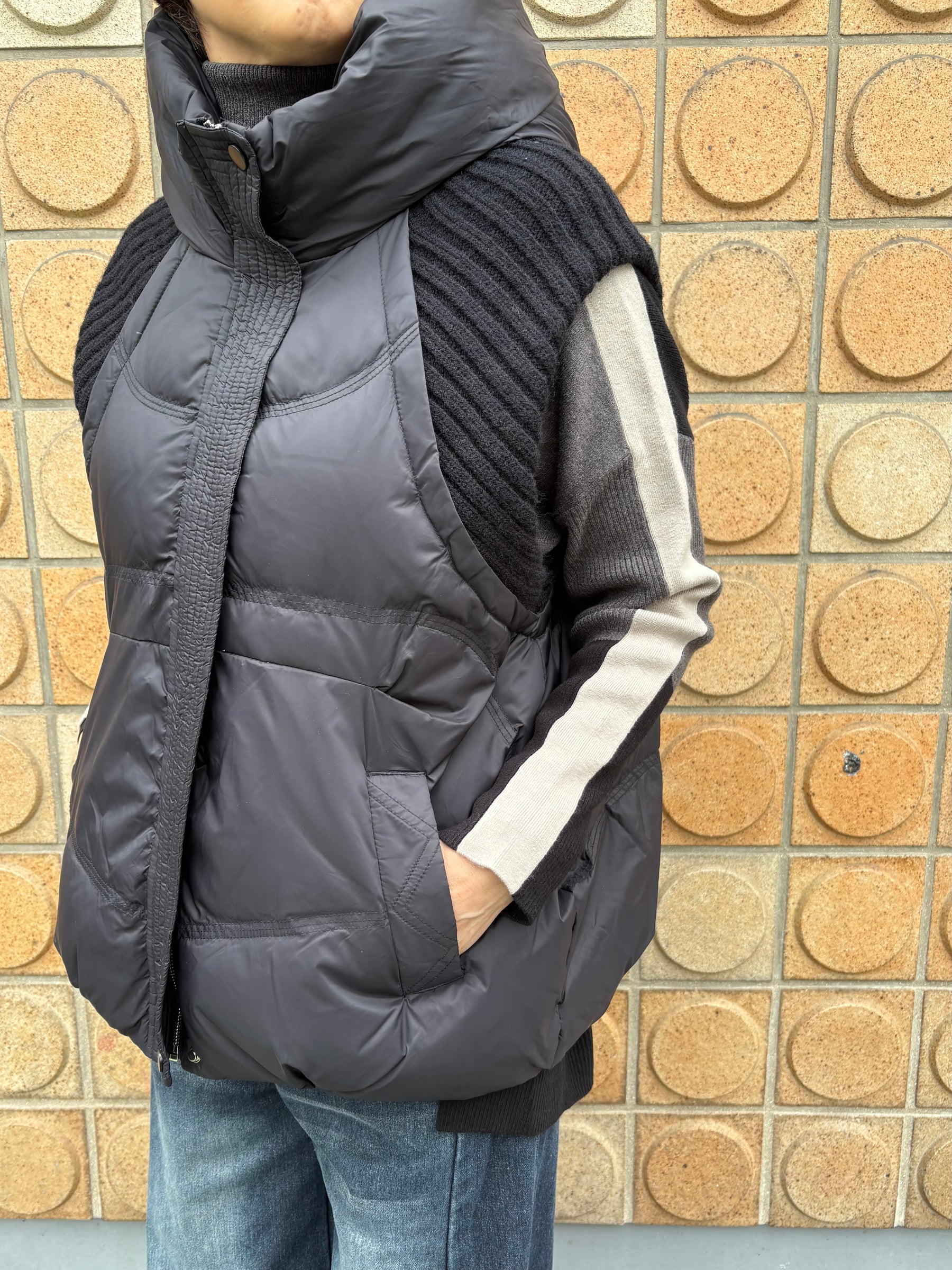 ニット×ダウンベスト