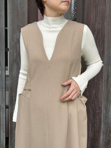 パール付袖フリルハイネックリブニット