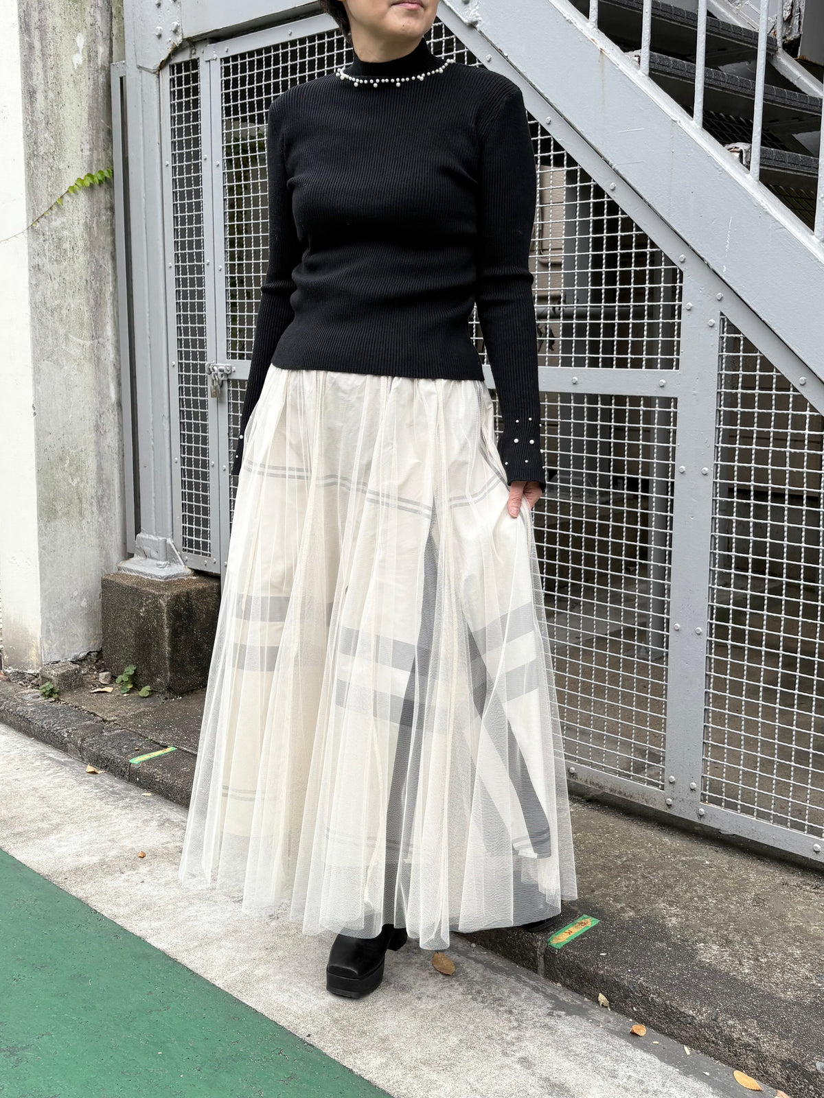 パール付袖フリルハイネックリブニット