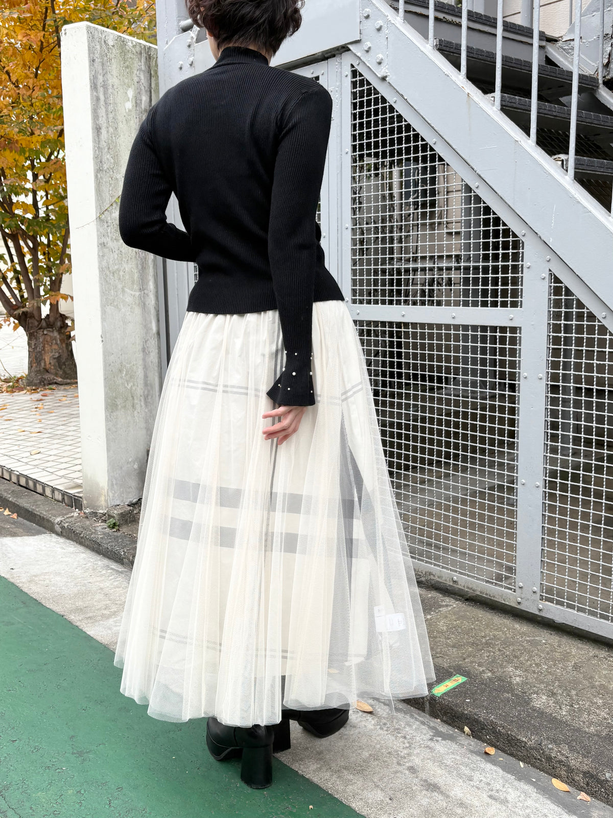 パール付袖フリルハイネックリブニット