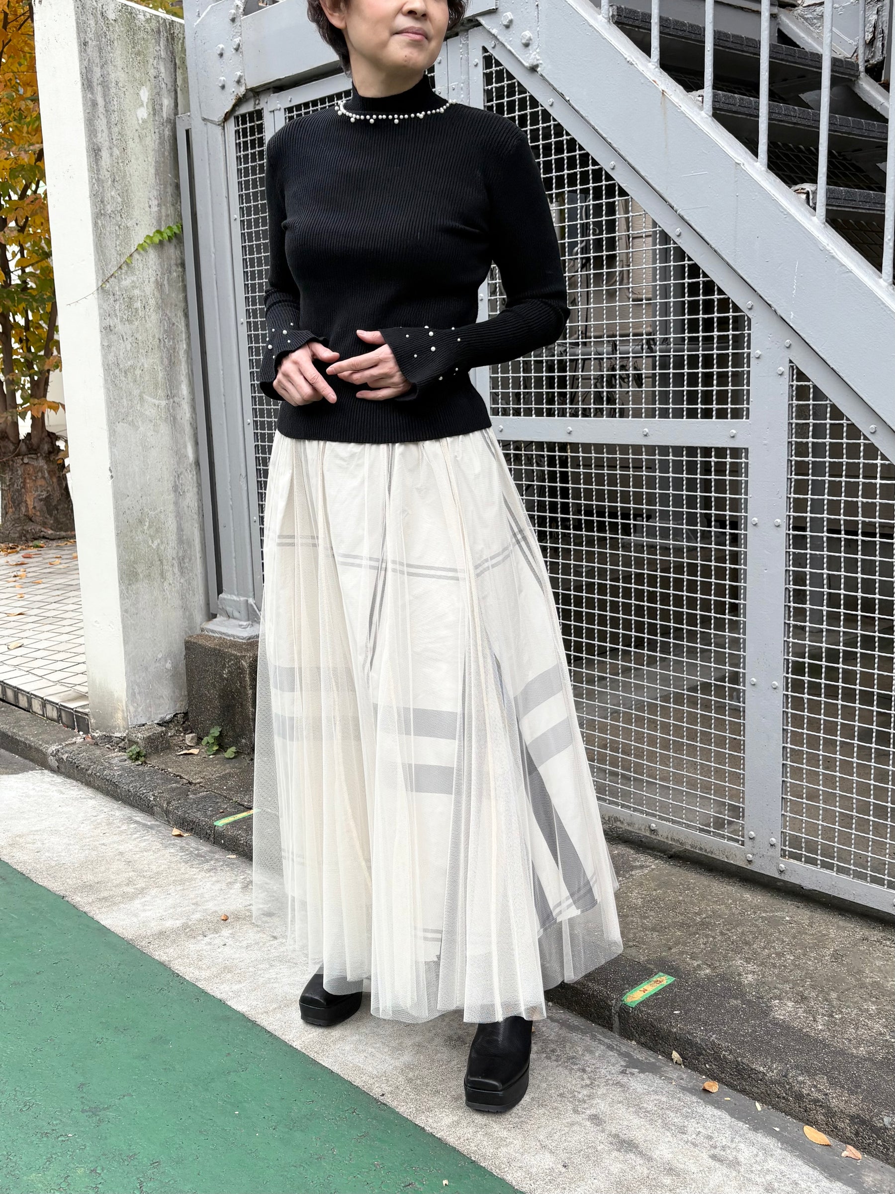 パール付袖フリルハイネックリブニット