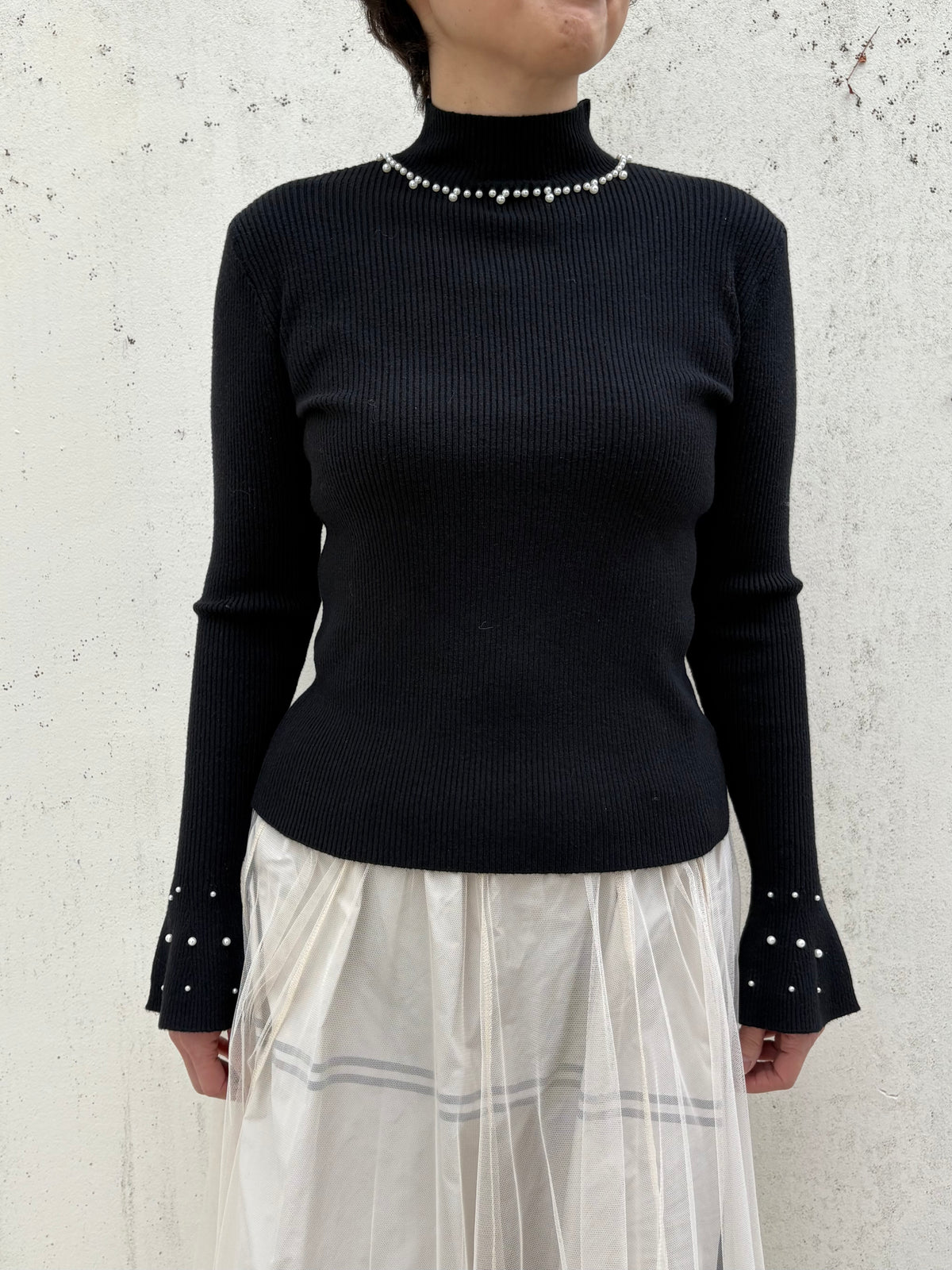 パール付袖フリルハイネックリブニット