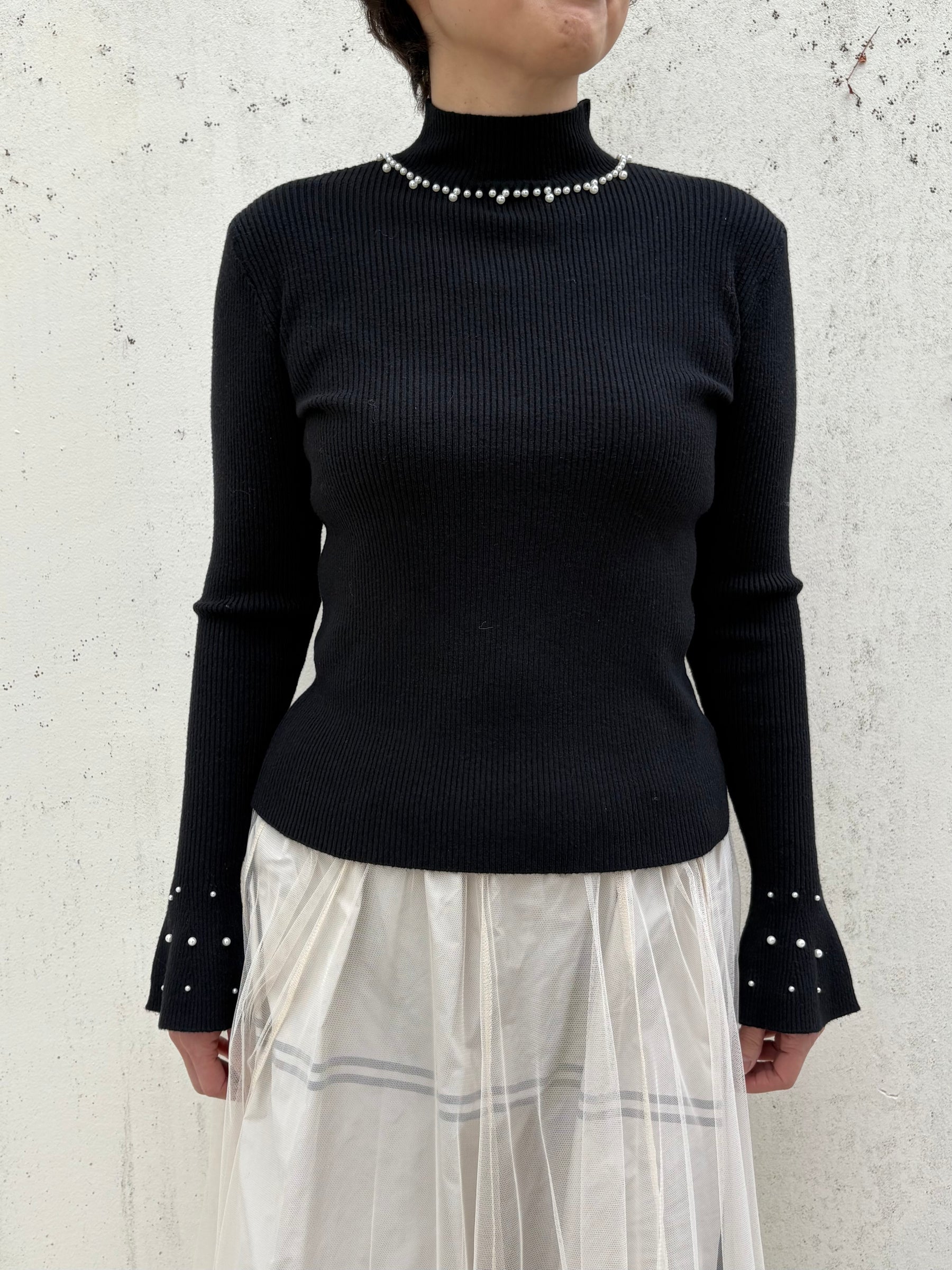 パール付袖フリルハイネックリブニット