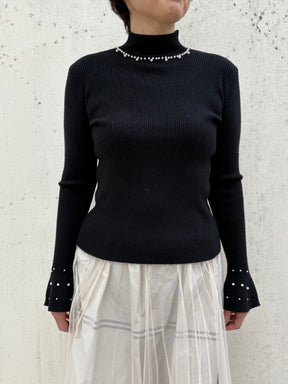 パール付袖フリルハイネックリブニット