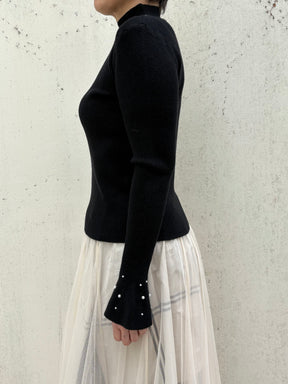 パール付袖フリルハイネックリブニット