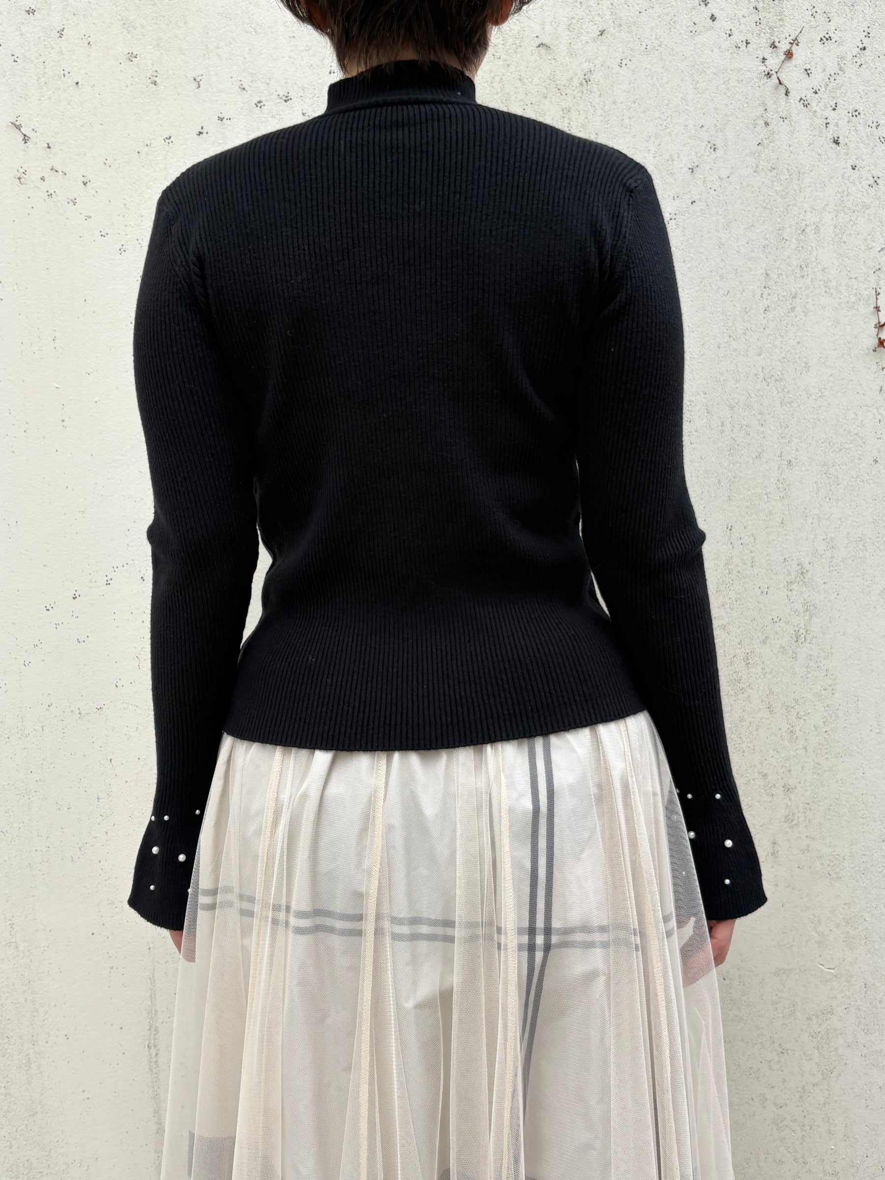 パール付袖フリルハイネックリブニット