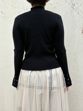 パール付袖フリルハイネックリブニット