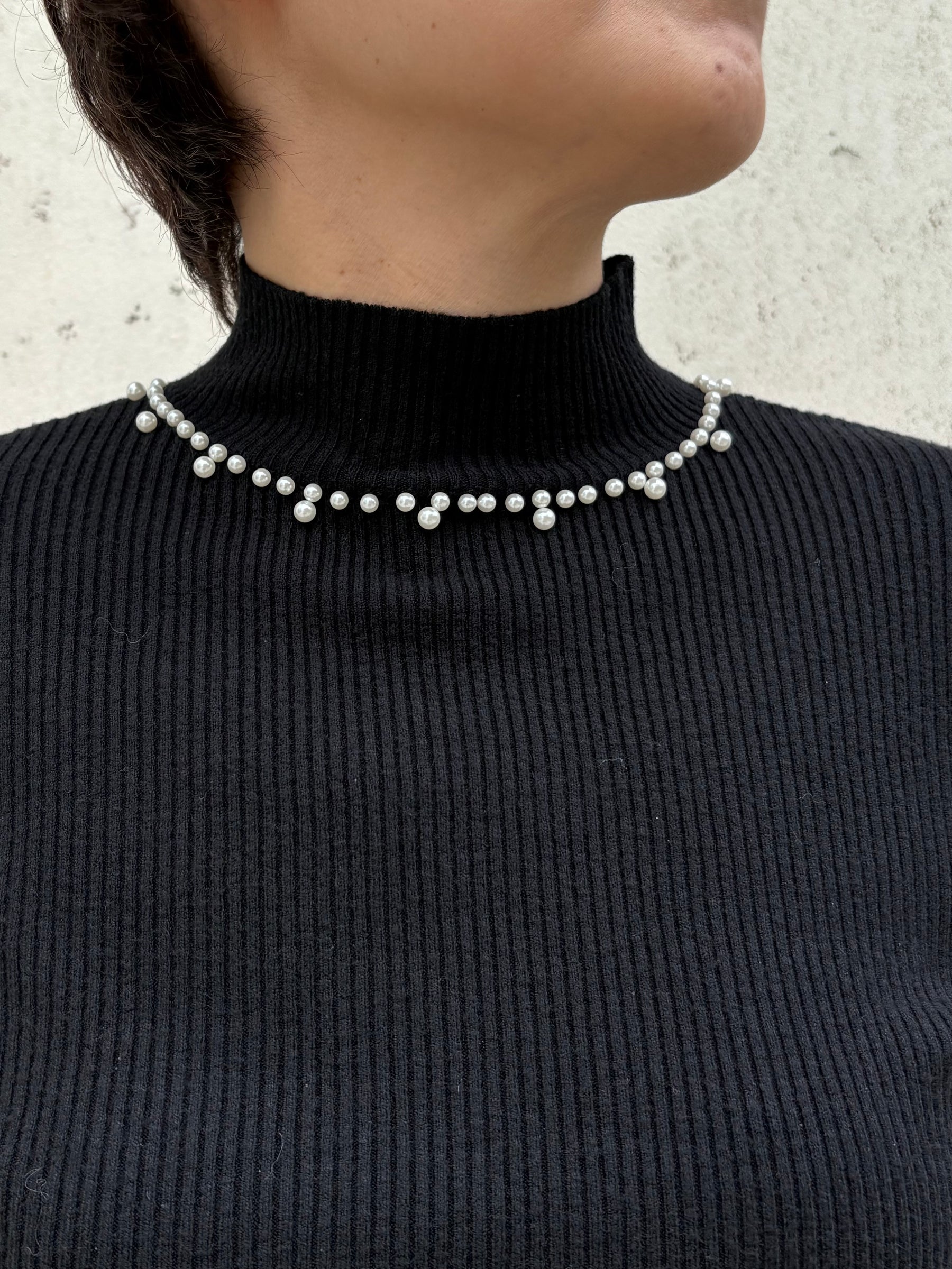 パール付袖フリルハイネックリブニット