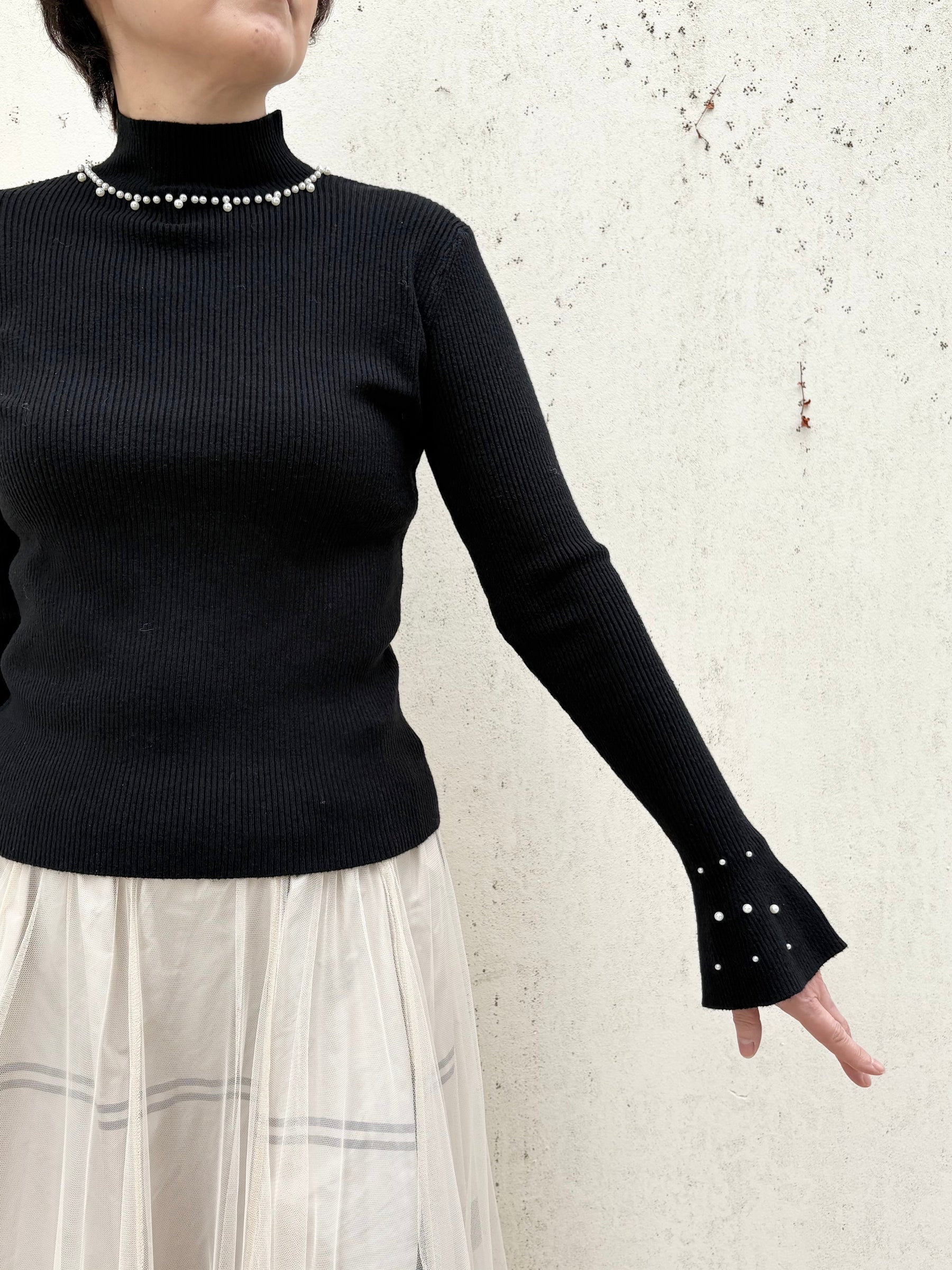 パール付袖フリルハイネックリブニット